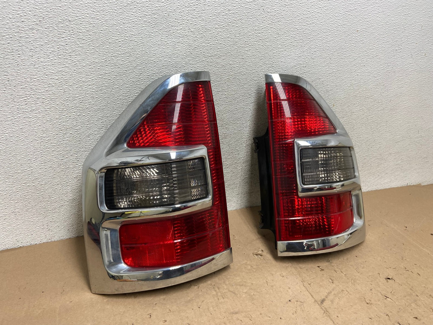 2000 to 2003 Mitsubishi Pajero Left+Right Driver Side Tail Lights AG5676 LK2