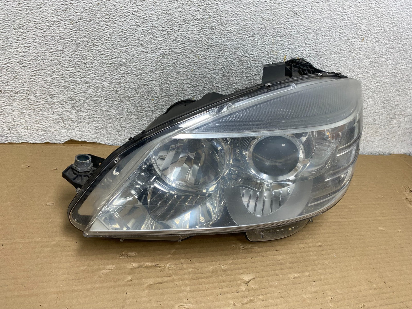 2008-2011 Mercedes C-Class C350 C300 Left Driver Halogen Headlight AG9333 DW1