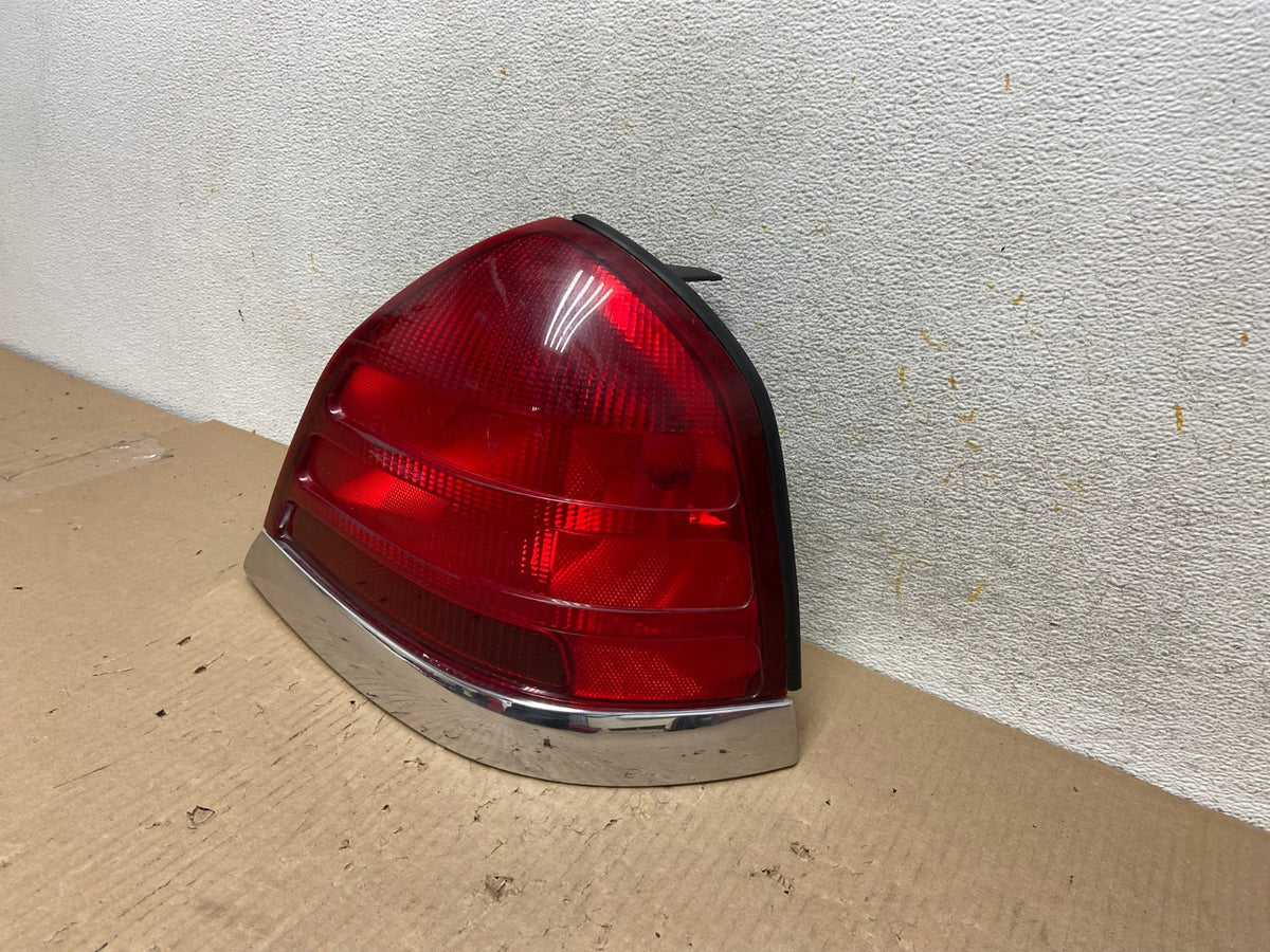 1998-2003 Ford Crown Victoria Right Passenger Rh Side Tail Light AH5892 LK2