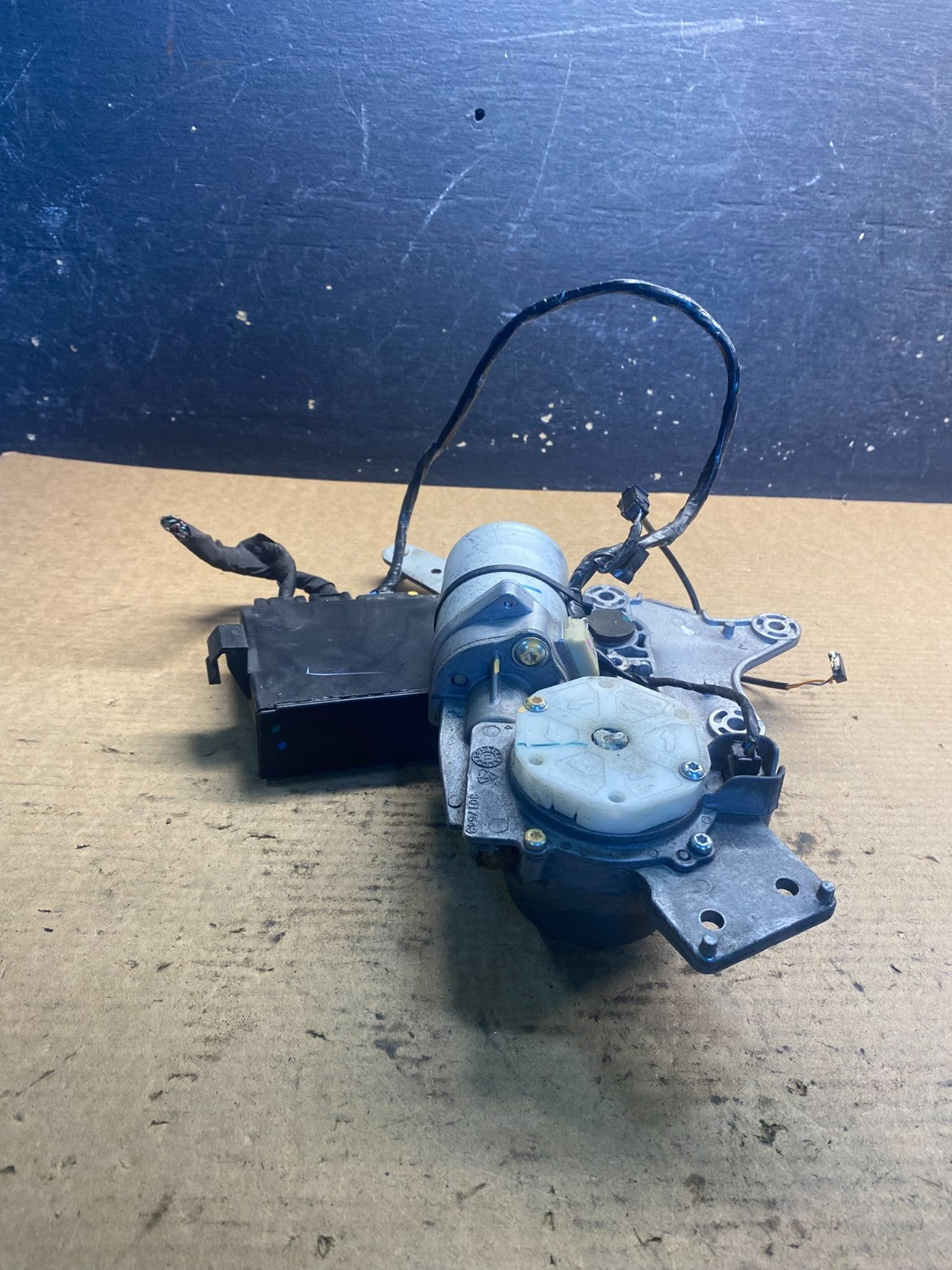 2009-2012 GMC Acadia Power Motor Liftgate Tailgate Control Module AA0737 DG2