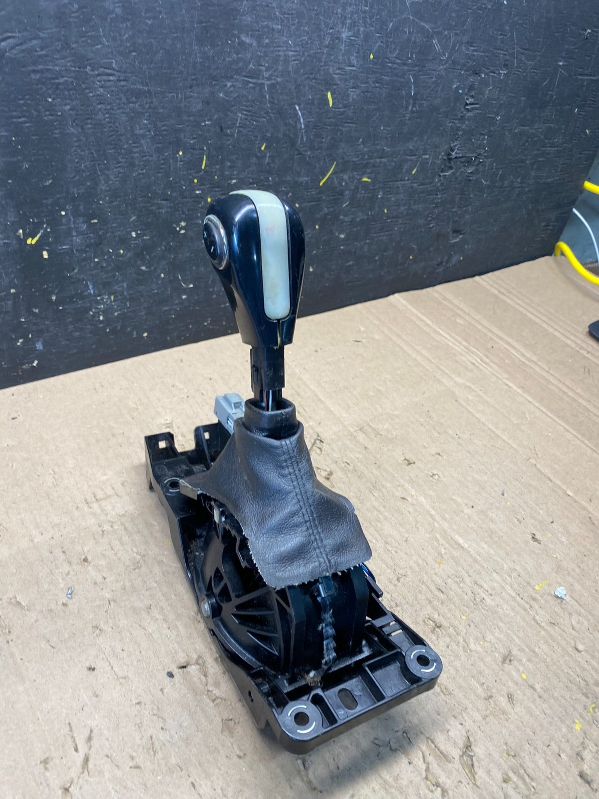 2013 to 2019 Lincoln MKT Automatic Transmission Gear Shifter Selector r9057 DG2