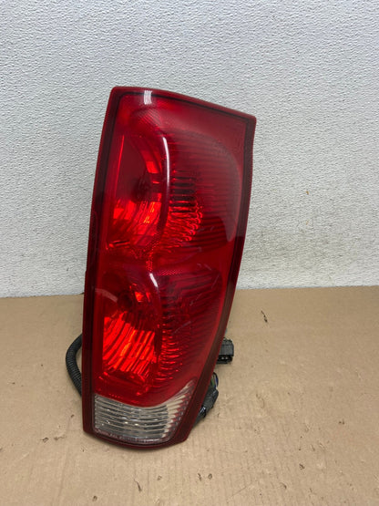 2002 - 2006 Chevrolet Avalanche Right Passenger Rh Side Tail Light AG6729 LK0