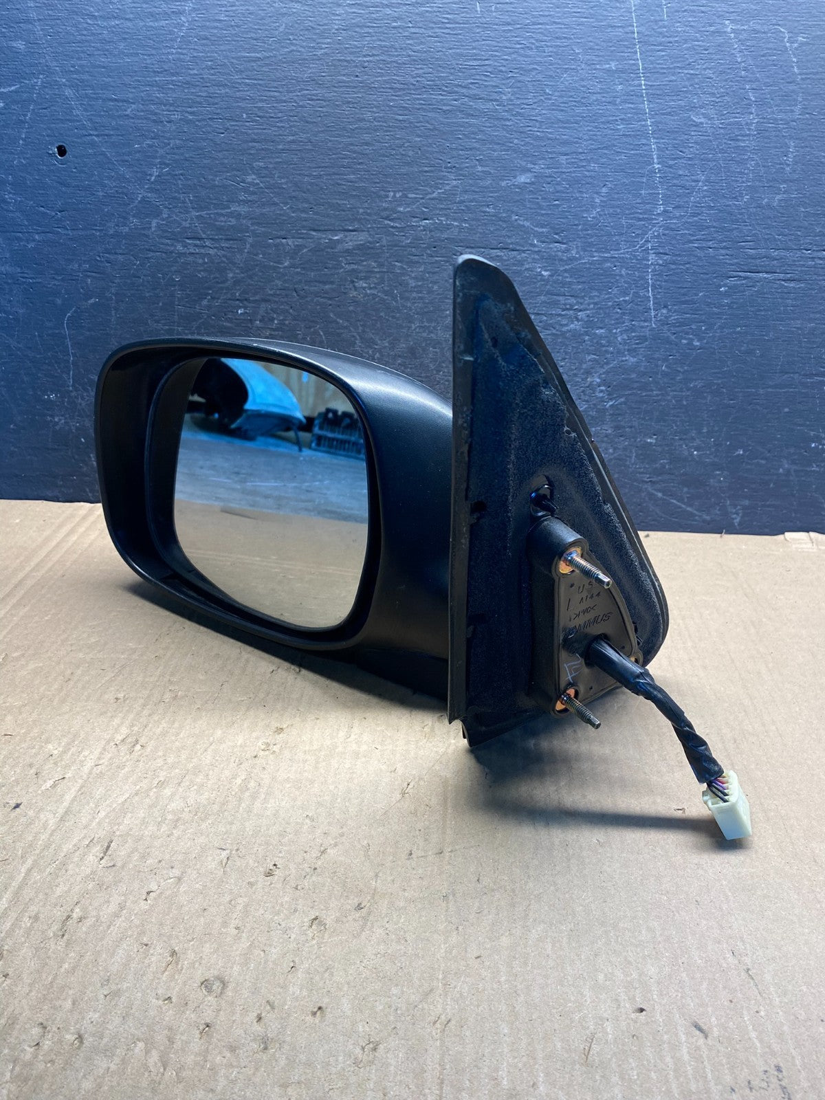 2001 to 2006 Toyota Sequoia Left Driver View Door Mirror AE7653 DW11