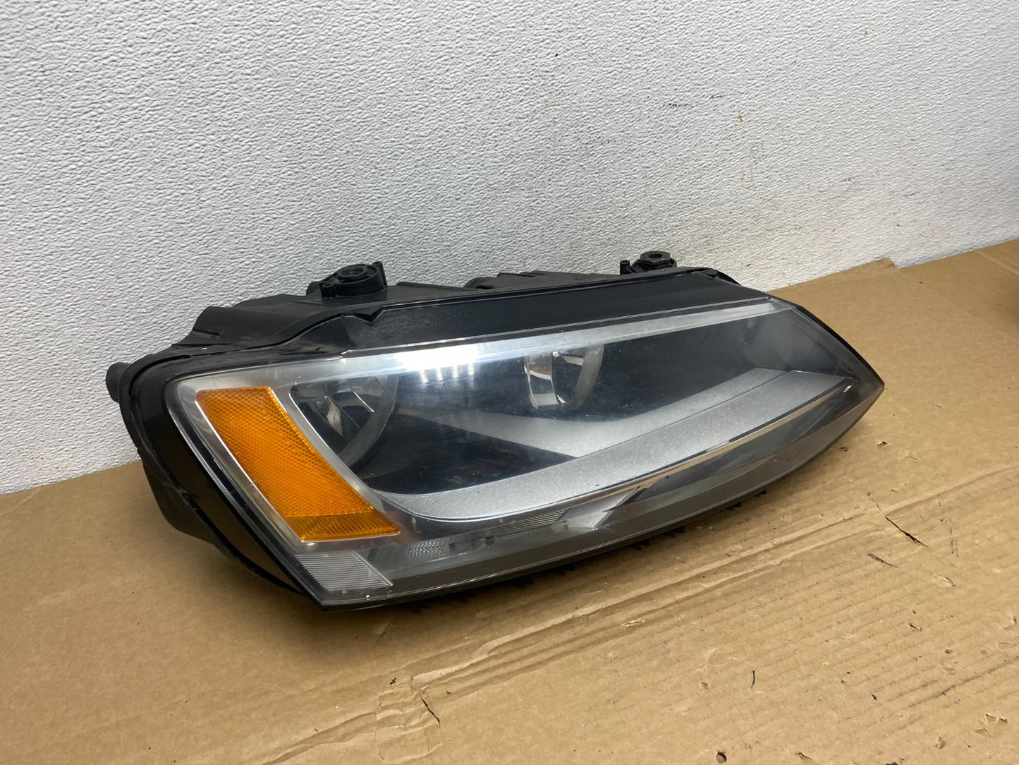 2011 to 2014 Volkswagen Jetta Right Passenger RH Headlight Halogen AD3877 DW2