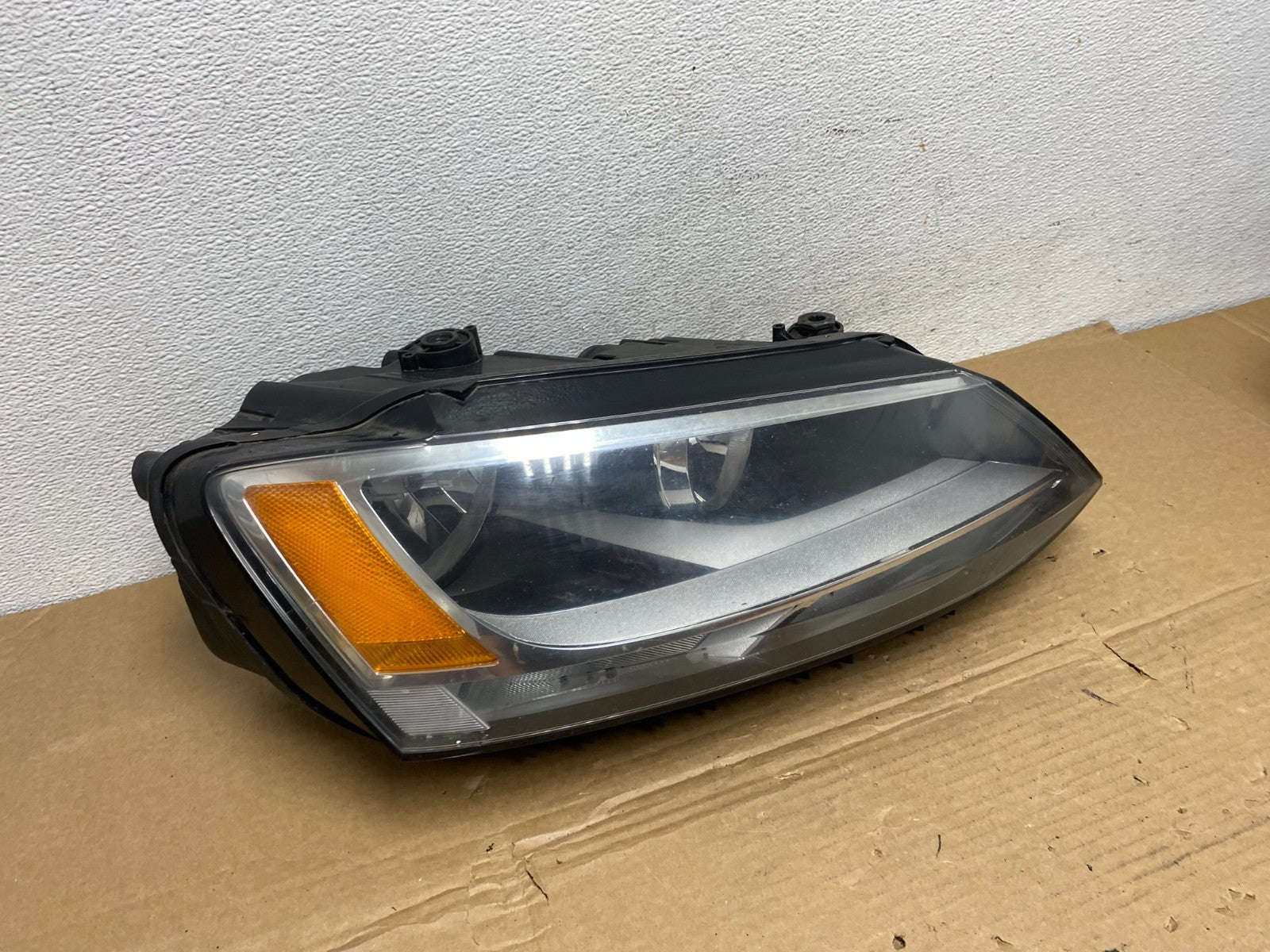 2011 to 2014 Volkswagen Jetta Right Passenger RH Headlight Halogen AD3877 DW2