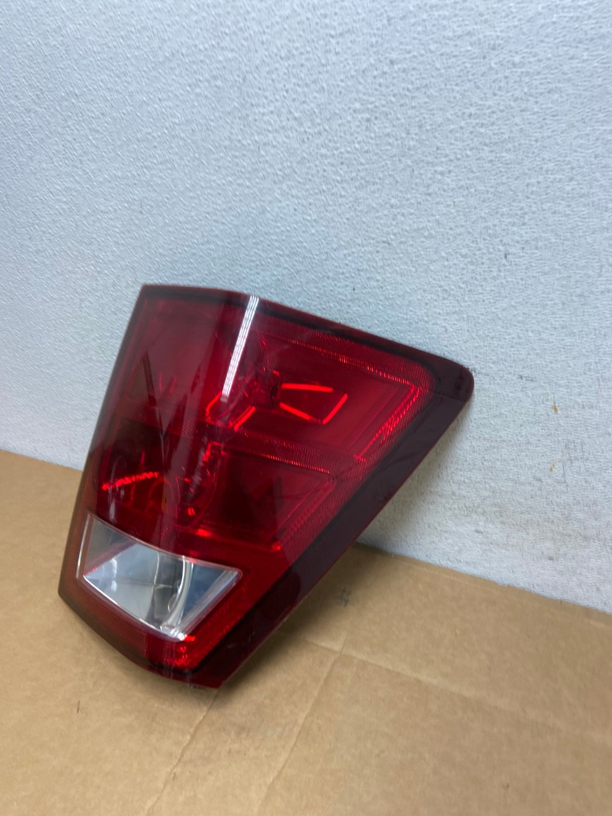 2005 - 2006 Jeep Grand Cherokee Right Passenger Rh Tail Light AD4425 LK1