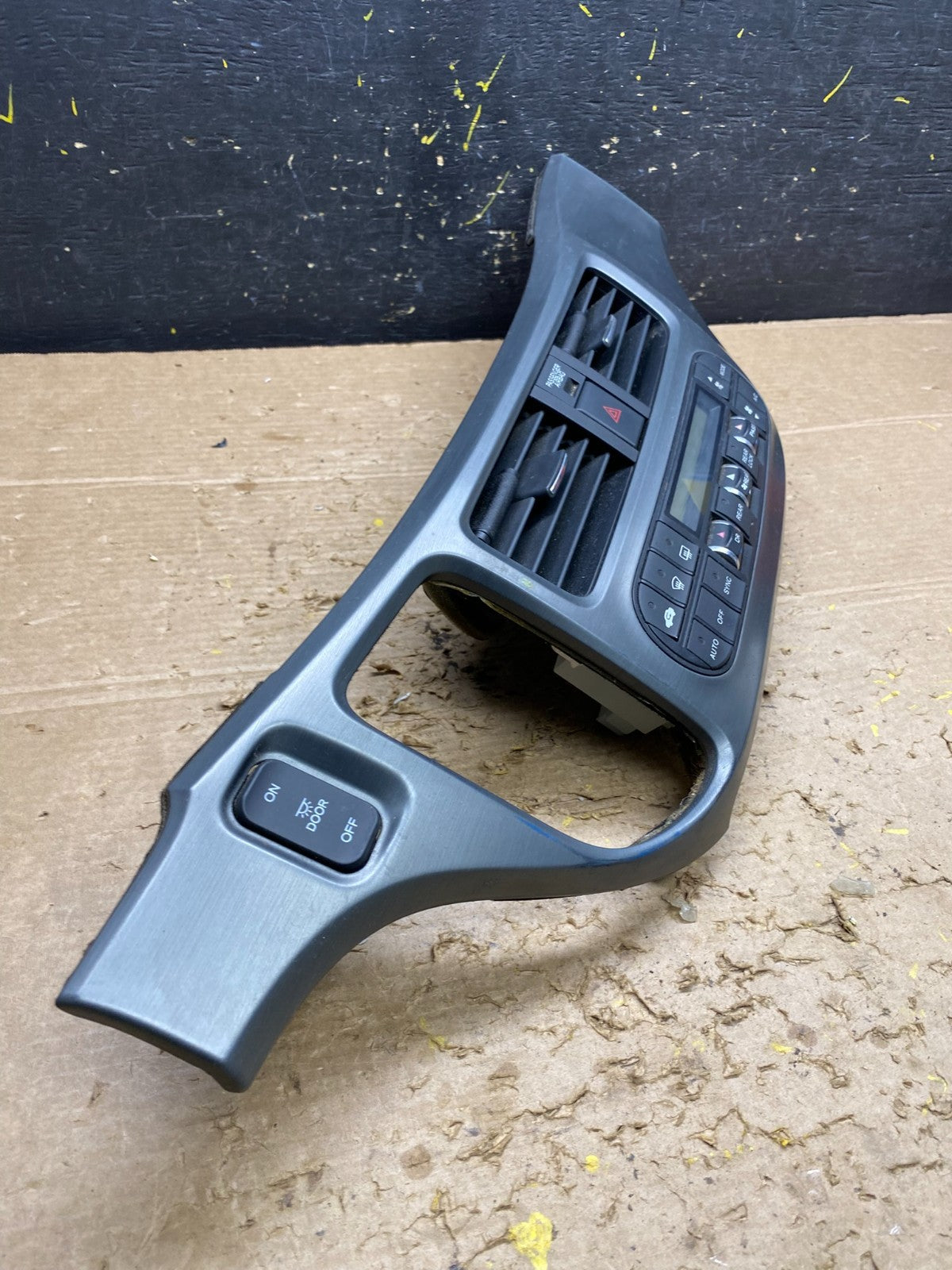 2005 to 2010 Honda Odyssey  Radio Climate Control Dash Trim Bezel X1455 DG1