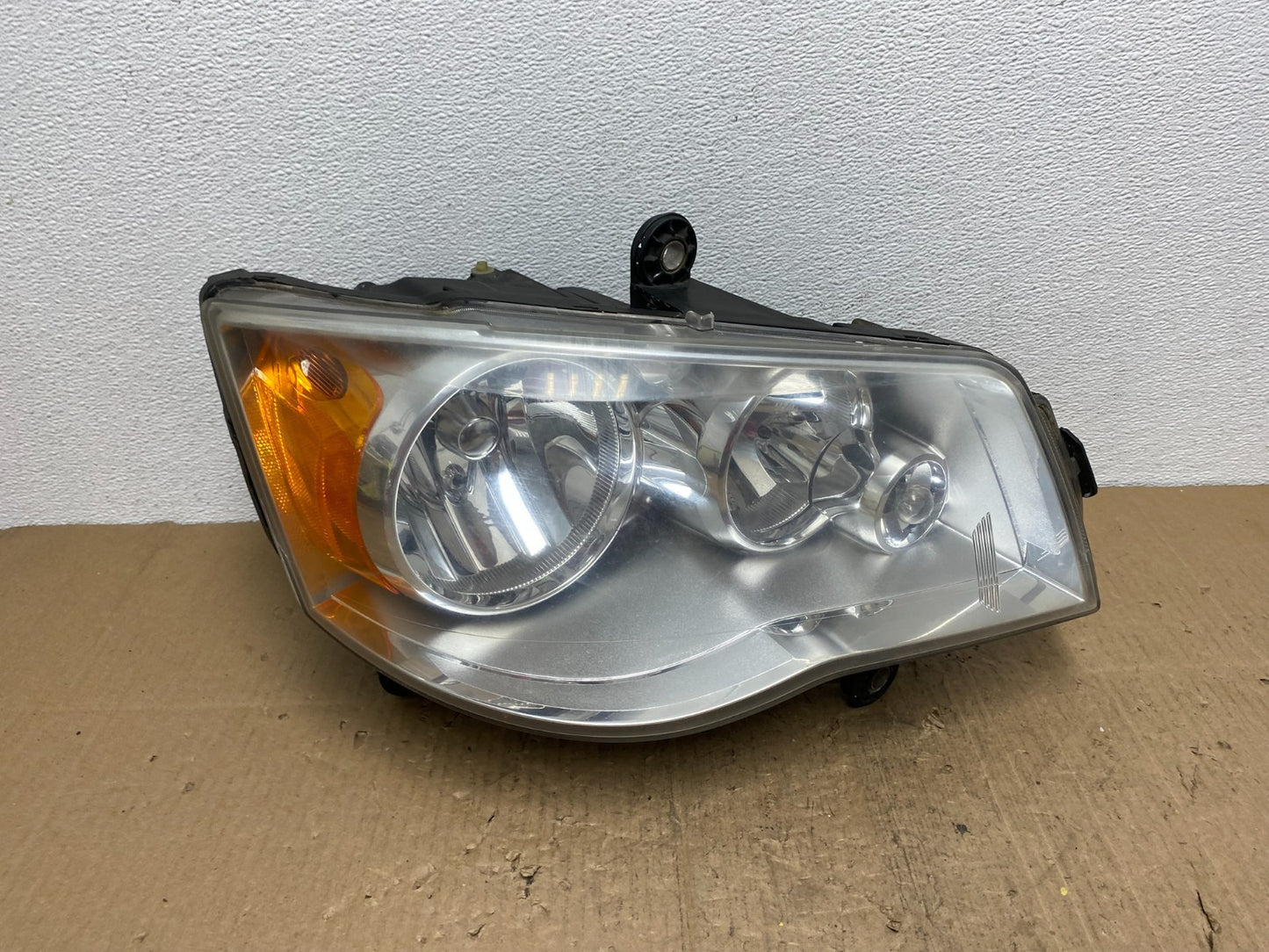 2011 to 2016 Chrysler Town and Country Right Passenger Headlight AB8565 DW0