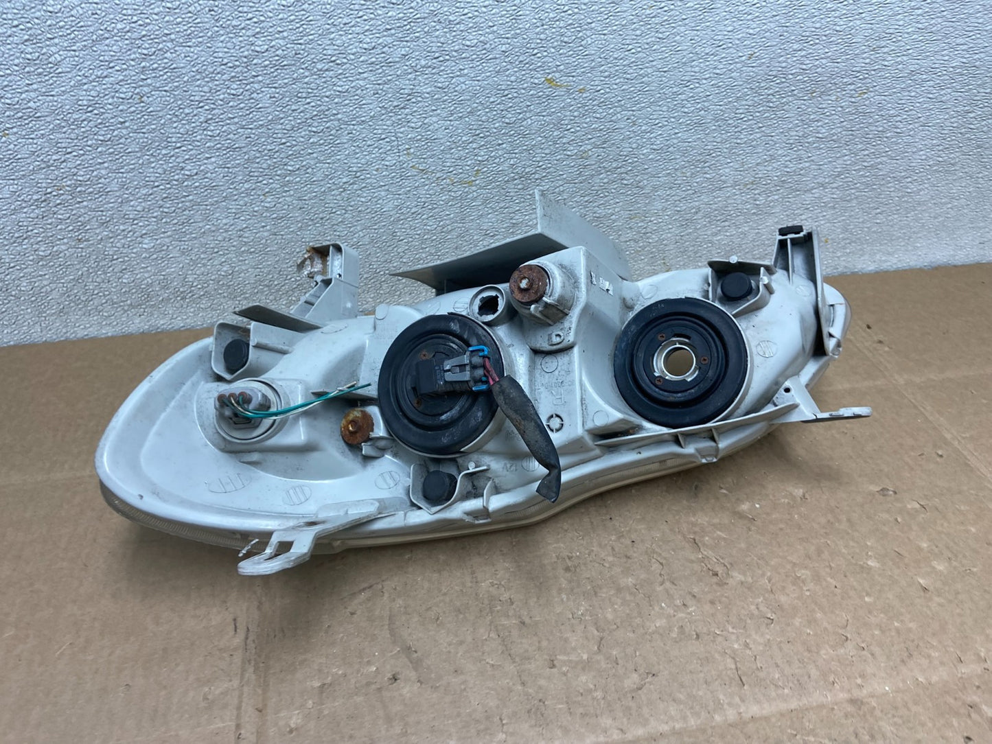 2005 to 2008 Toyota Corolla Right Passenger RH side Headlight Y8749 DW7