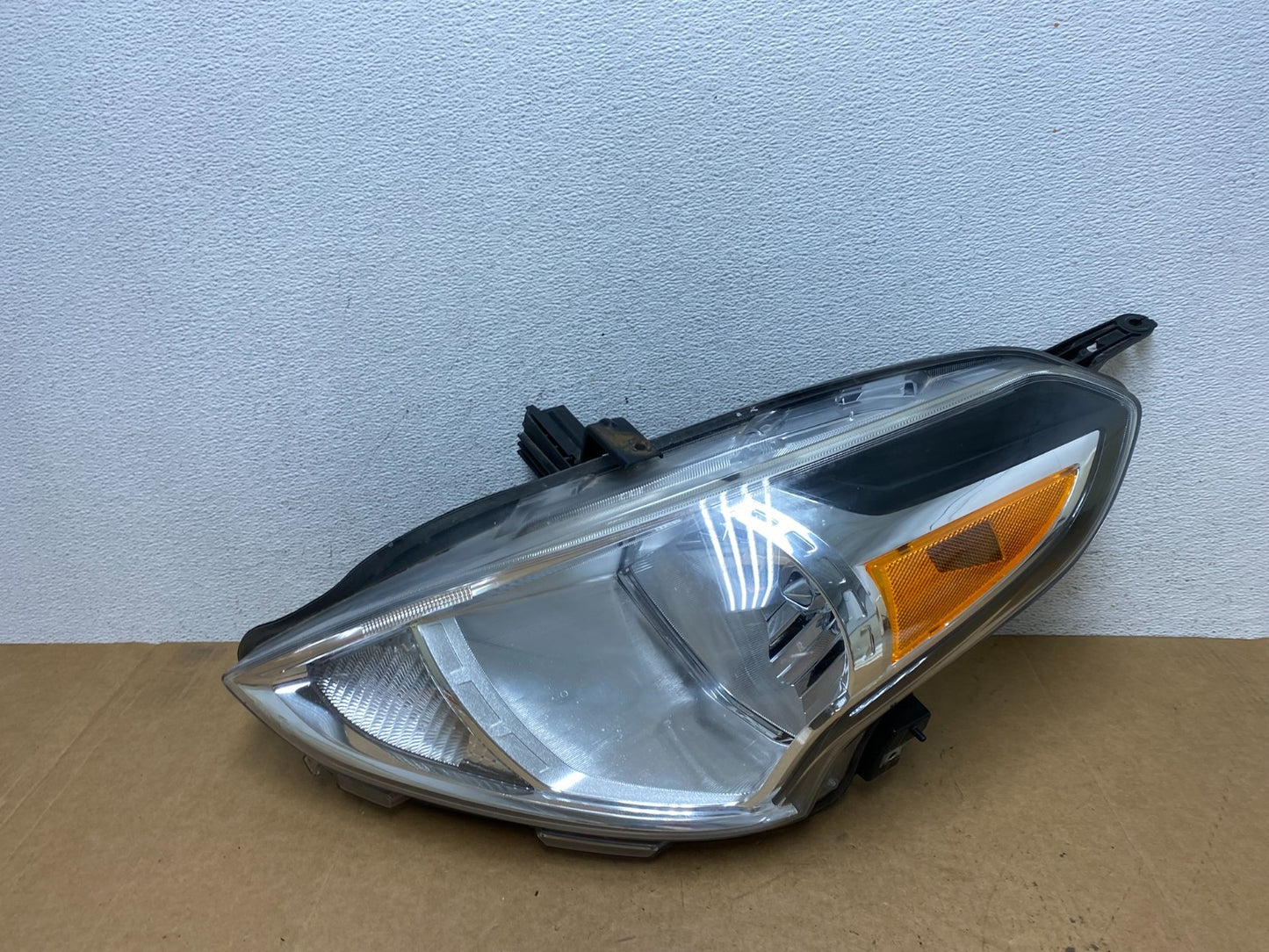 2015 to 2019 Nissan Versa Headlight Left Driver Lh Side AE3031 DW0