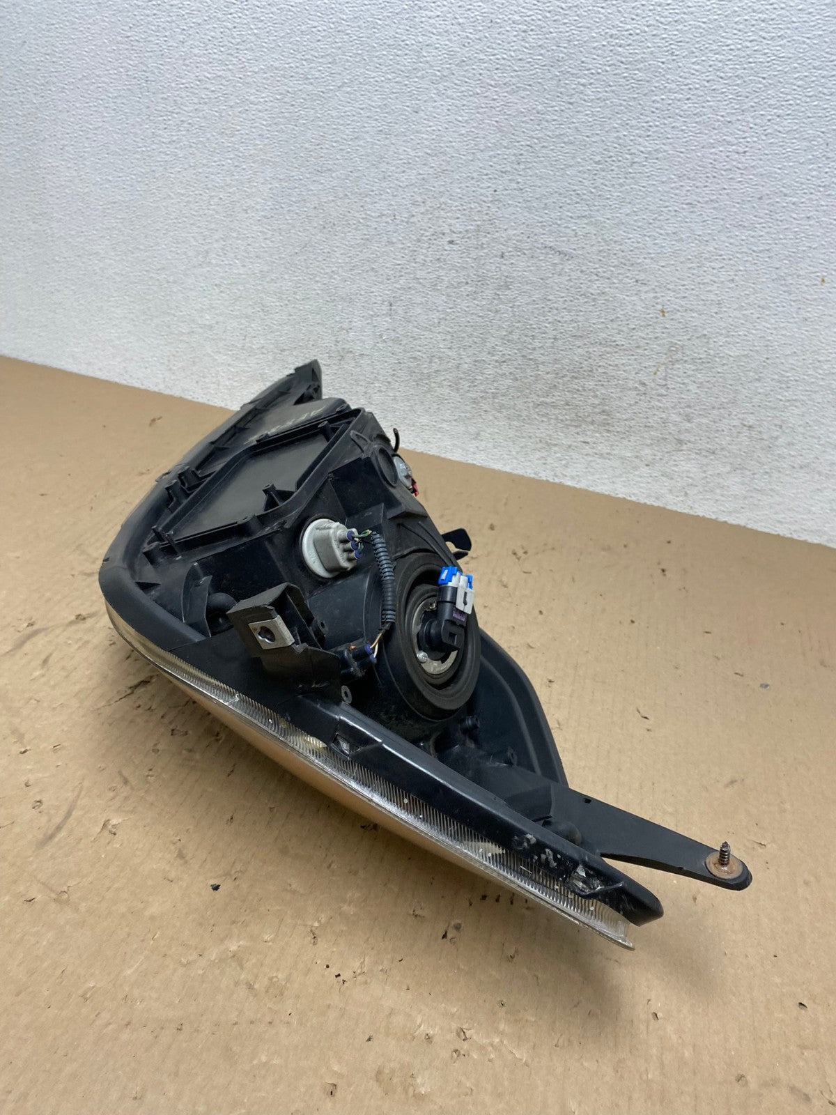 2004-2005 Toyota Sienna Right Passenger Halogen Headlight TYC AE8816 LK6