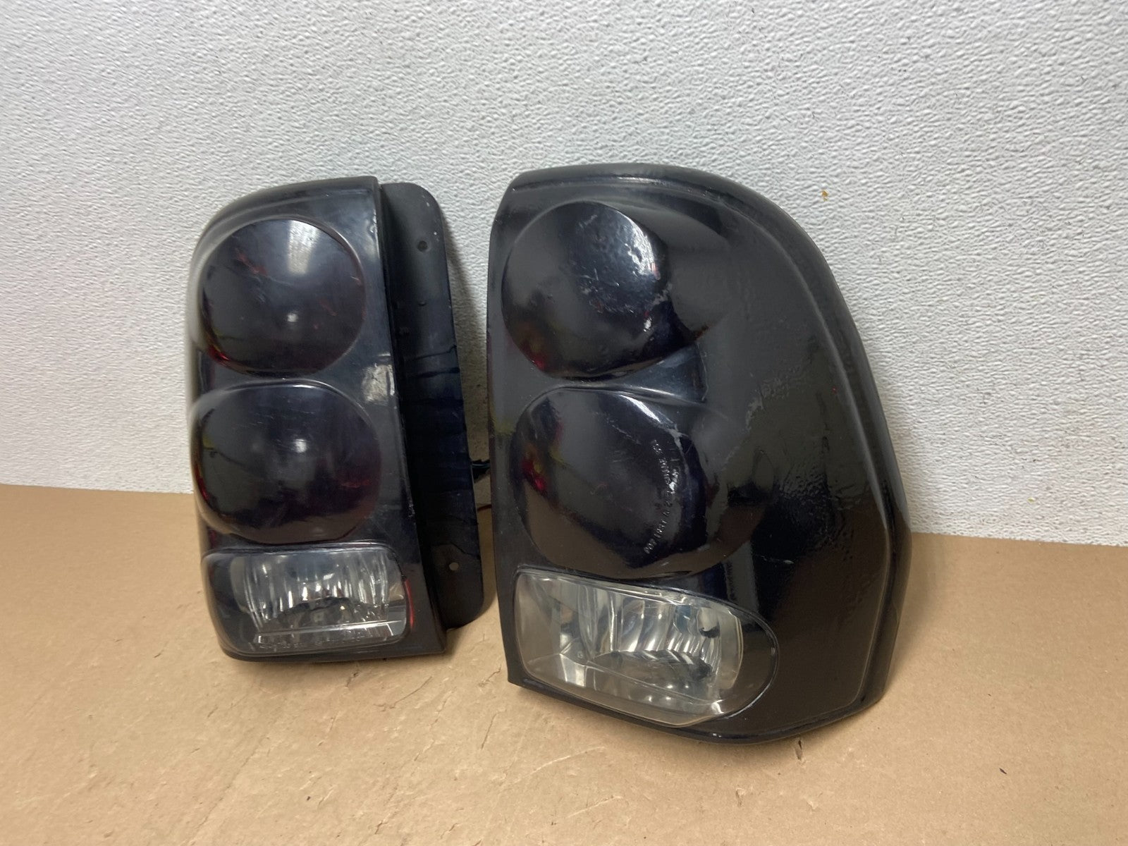 2002 to 2009 Chevrolet Trailblazer Left+Right Side Tail Lights AE6787 DW1