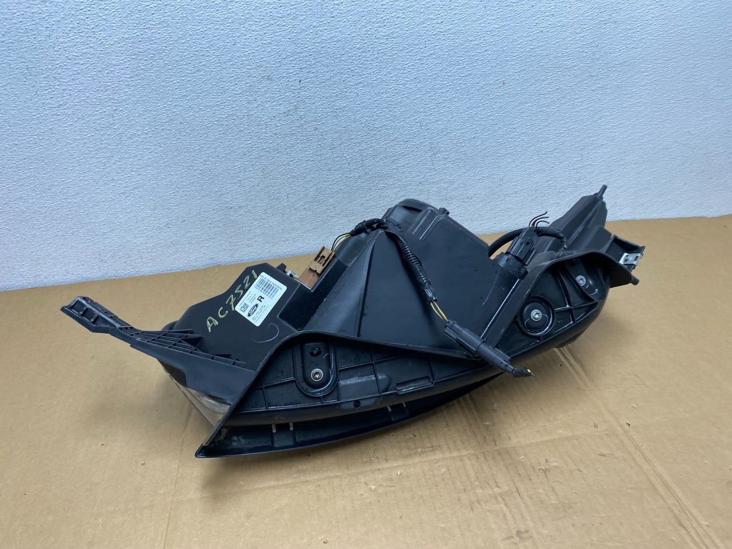 2013 to 2019 Ford Taurus Right Passenger RH Side Headlight Halogen AC7521 DW6