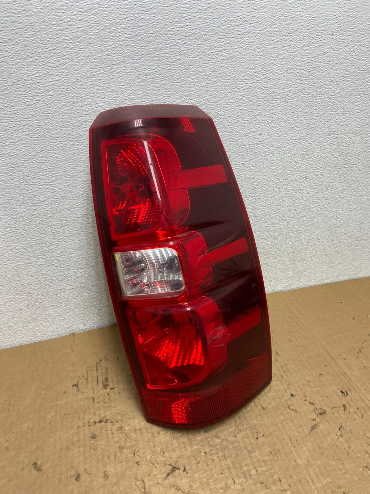 2007-2013 Chevrolet Avalanche Right Passenger RH Side Tail Light AC8303 LK2