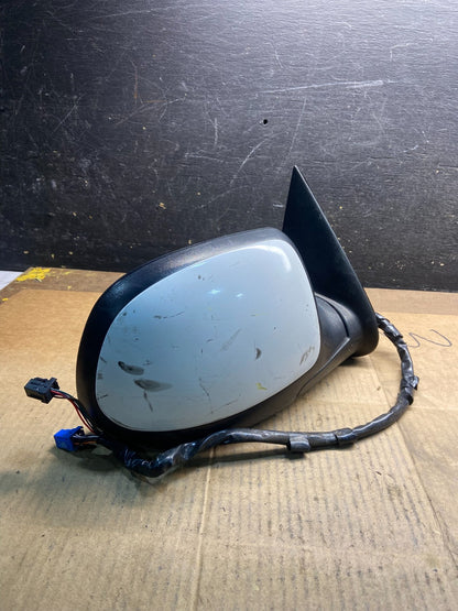 2003-2006 Chevrolet Tahoe Suburban Right Passenger Turn Door Mirror OEM y3931 DG1