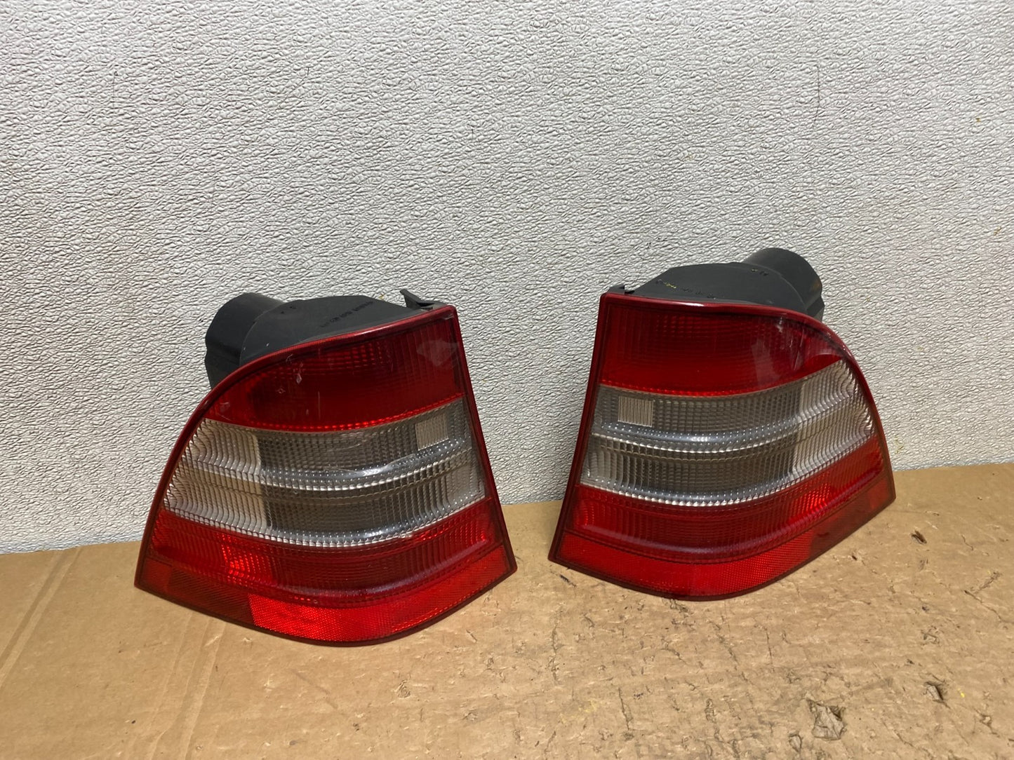 1998 1999 2000 2001 Mercedes ML320 ML-Class Left+Right Tail Lights V8400 DW0
