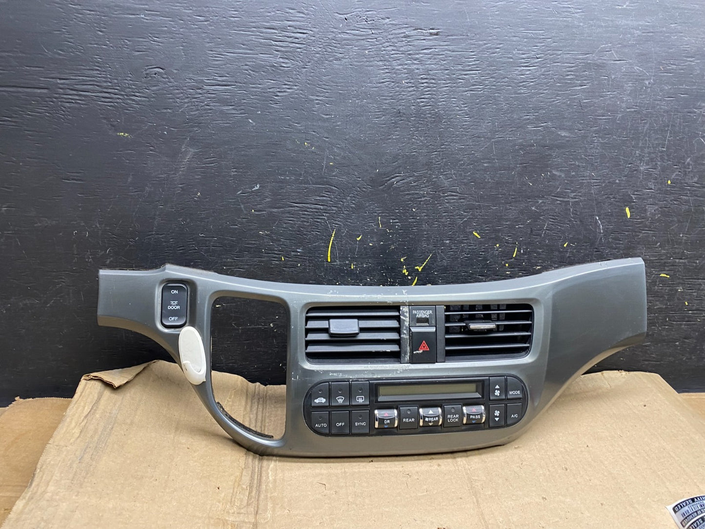 2005 to 2010 Honda Odyssey  Radio Climate Control Dash Trim Bezel X5826 DG0