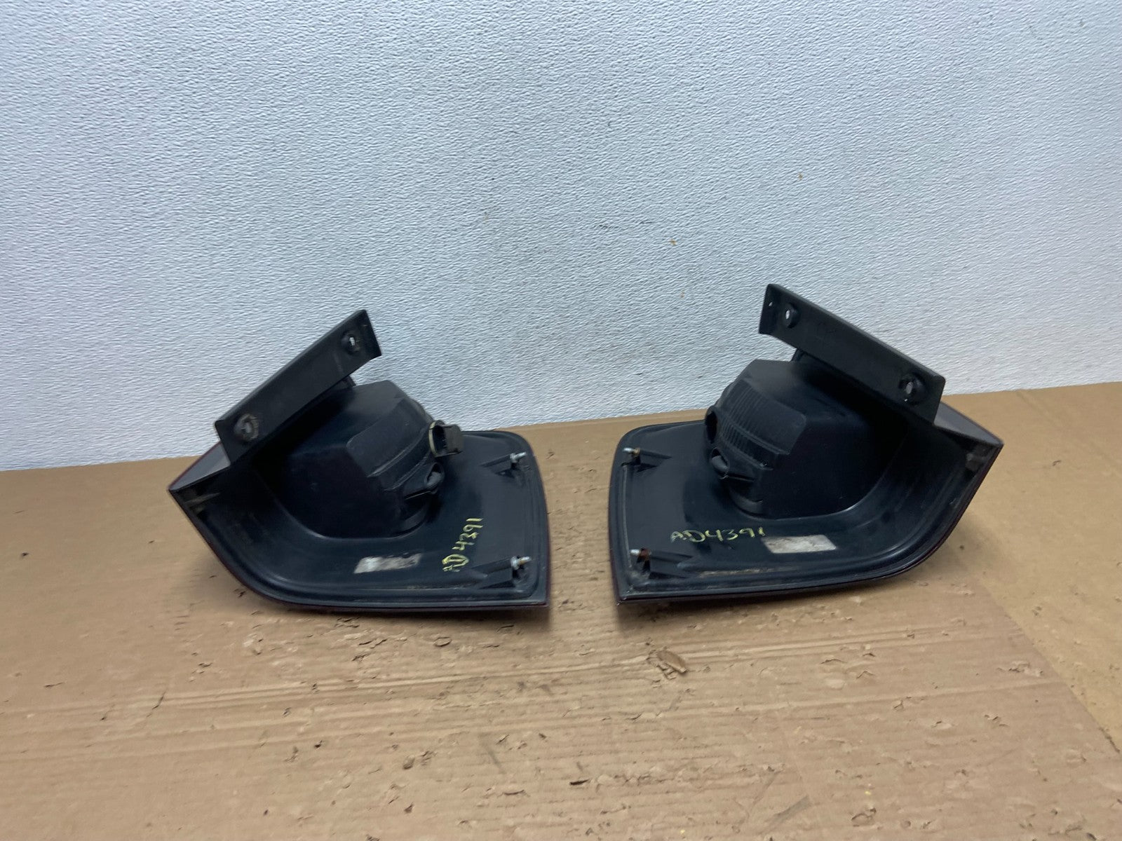 2003 to 2006 Lincoln Navigator Left+Right Side Tail Lights AD4391 DW7