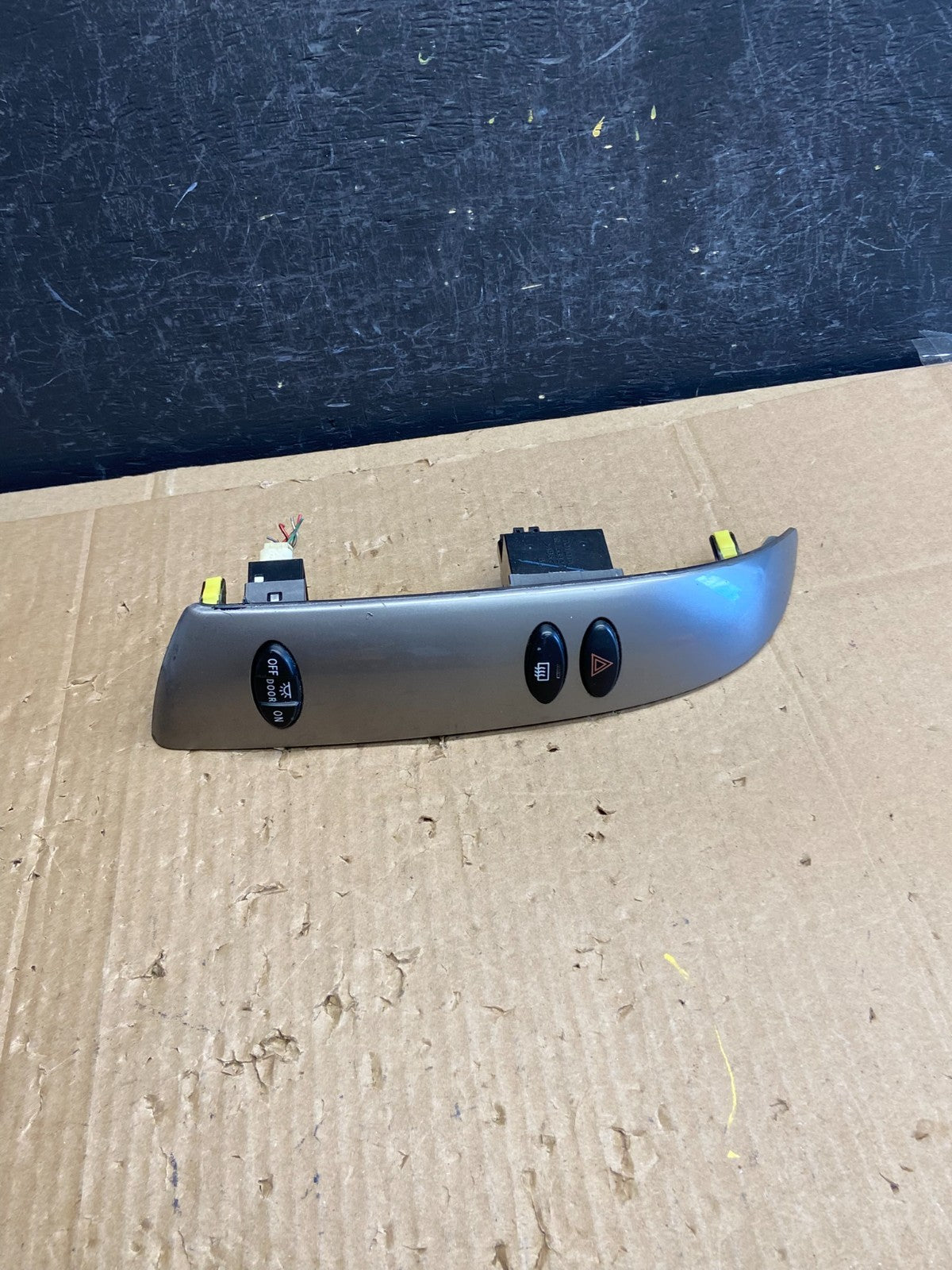 2004 to 2010 Toyota Sienna Left Side Climate Switches Bezel Trim ad2320 DG1