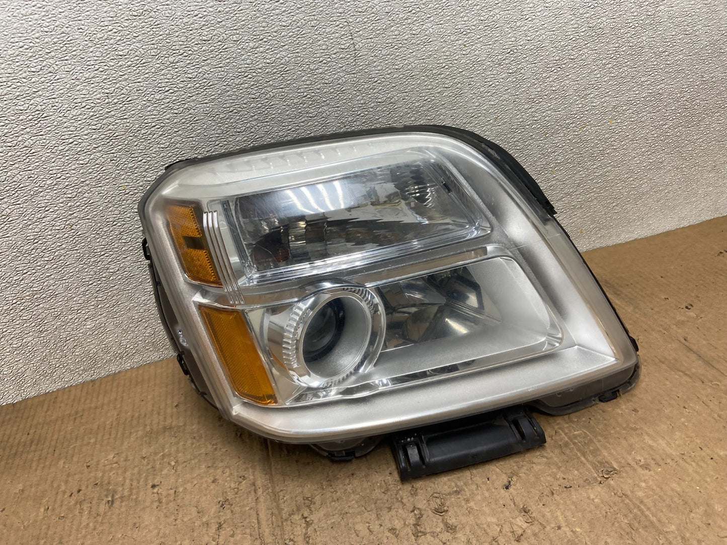 2010 to 2015 GMC Terrain Halogen Passenger Right Rh Side Headlight Oem AA8392 DW0