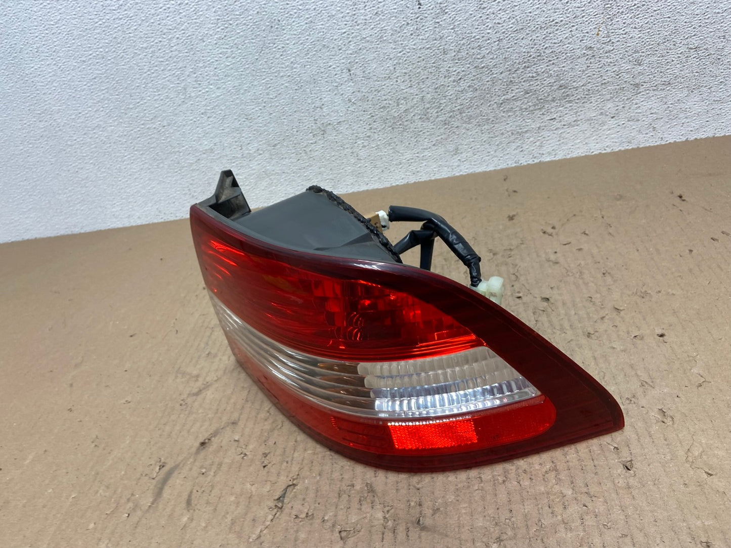 2000 2001 Lexus ES300 Outer Right Passenger RH Side Tail Light AE8877 LK1