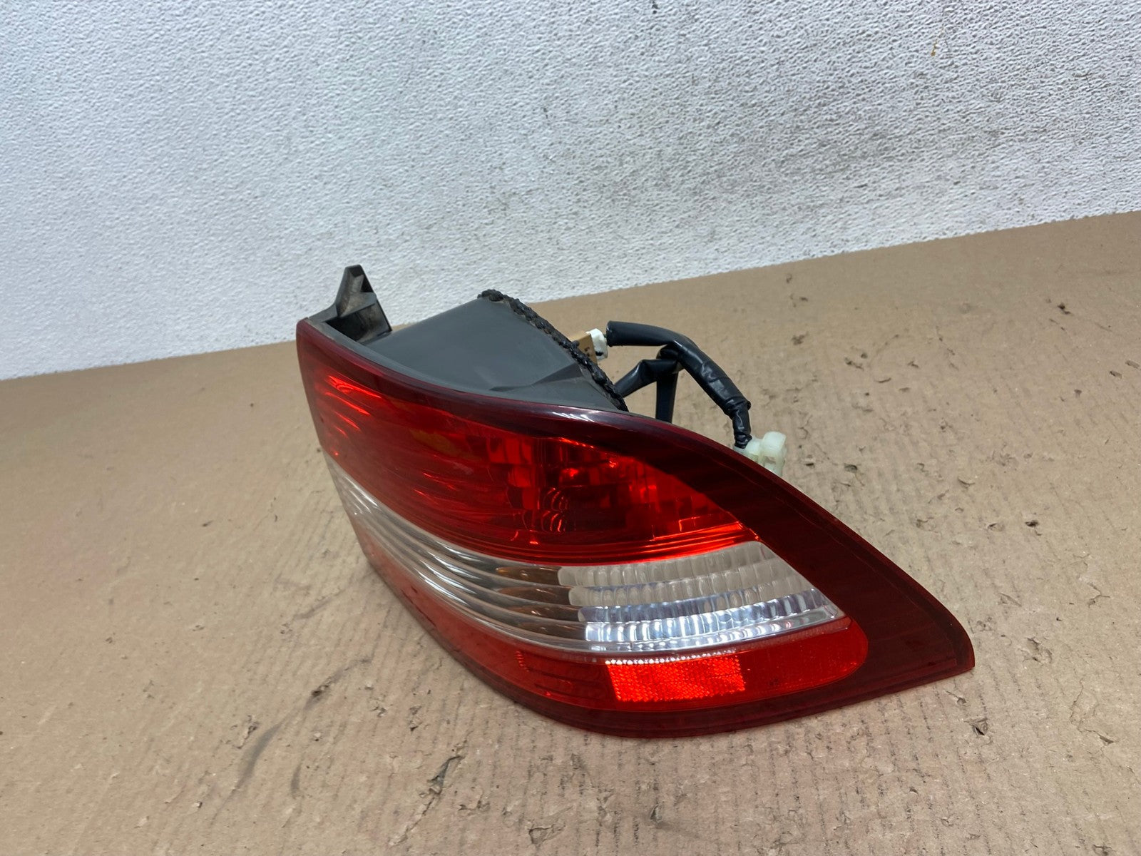 2000 2001 Lexus ES300 Outer Right Passenger RH Side Tail Light AE8877 LK1