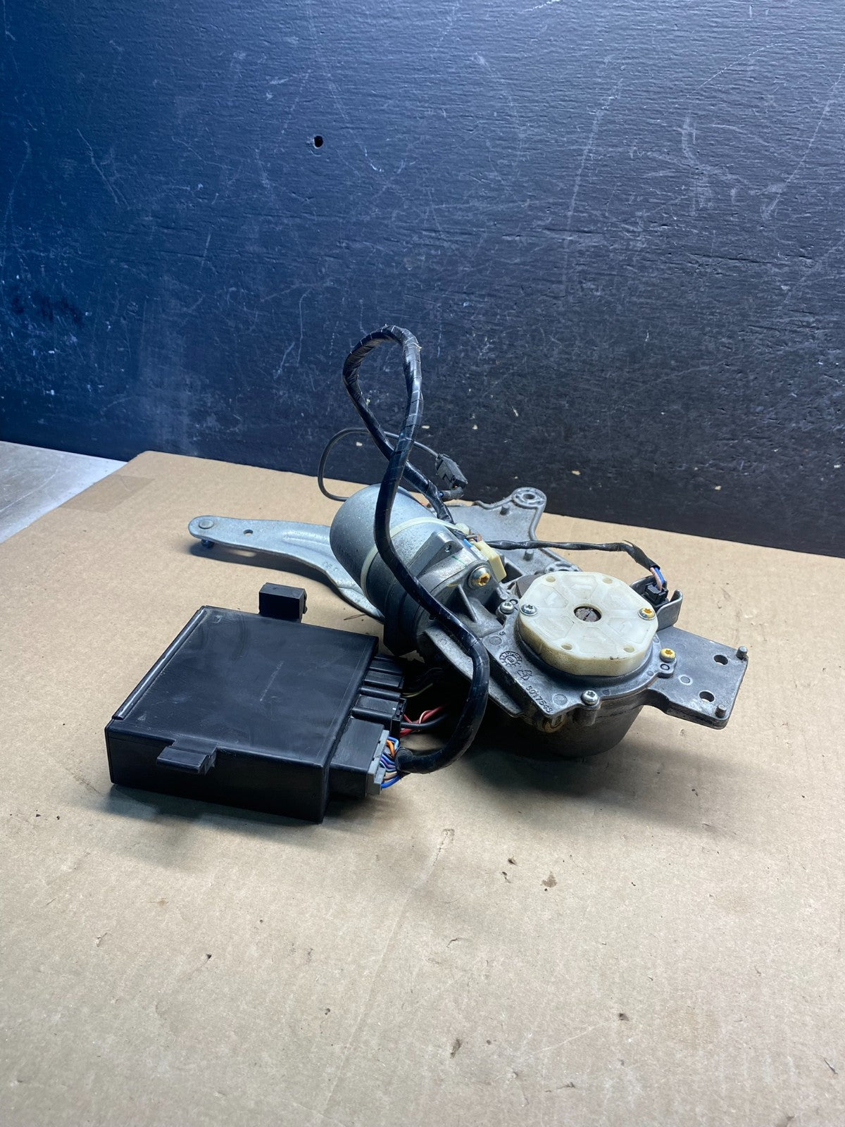 2007 - 2008 Cadillac Chevy GMC Rear Liftgate Door Control Module ag3886 DG2