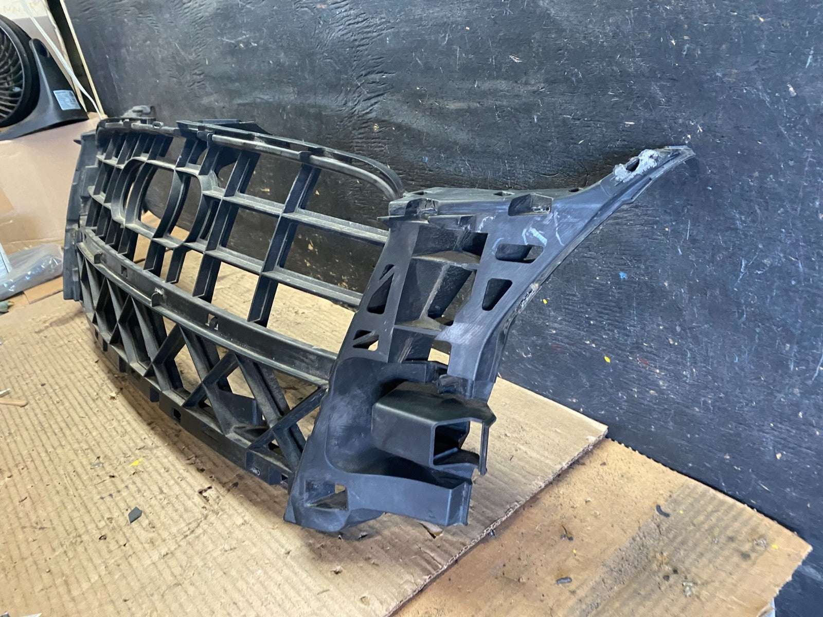 2007 2008 2009 Audi Q7 Front Bumper Cover Grill Support Reinforcement S5873 DG1