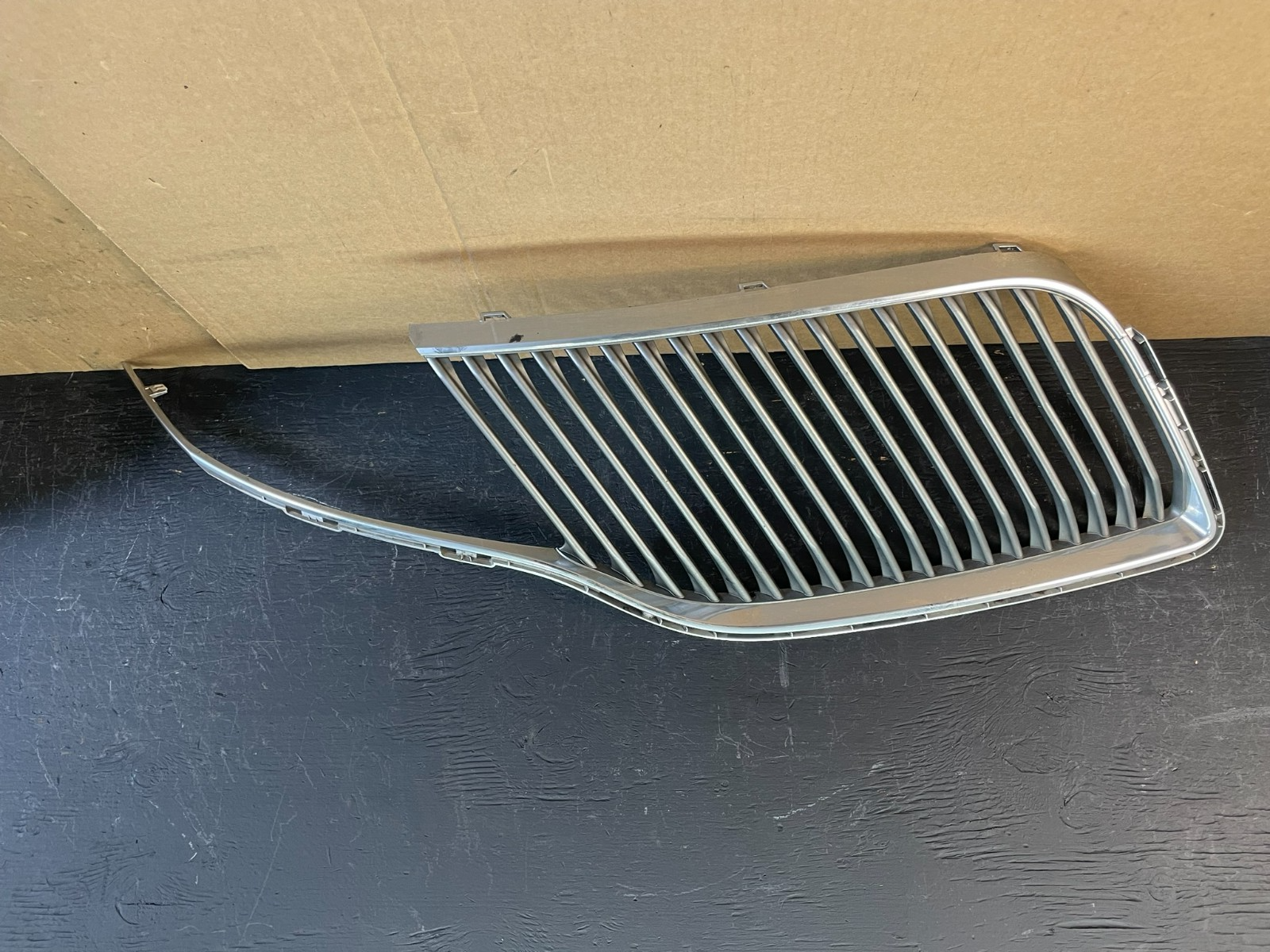 2013 to 2016 Lincoln MKT Right Passenger Side Grille Grill v7120 DG0