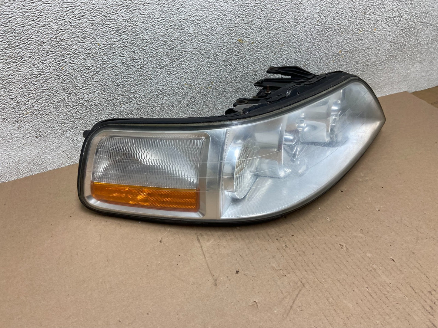 2005 to 2011 Lincoln Town Car Right Passenger Rh Side Headlight AB5017 DW2