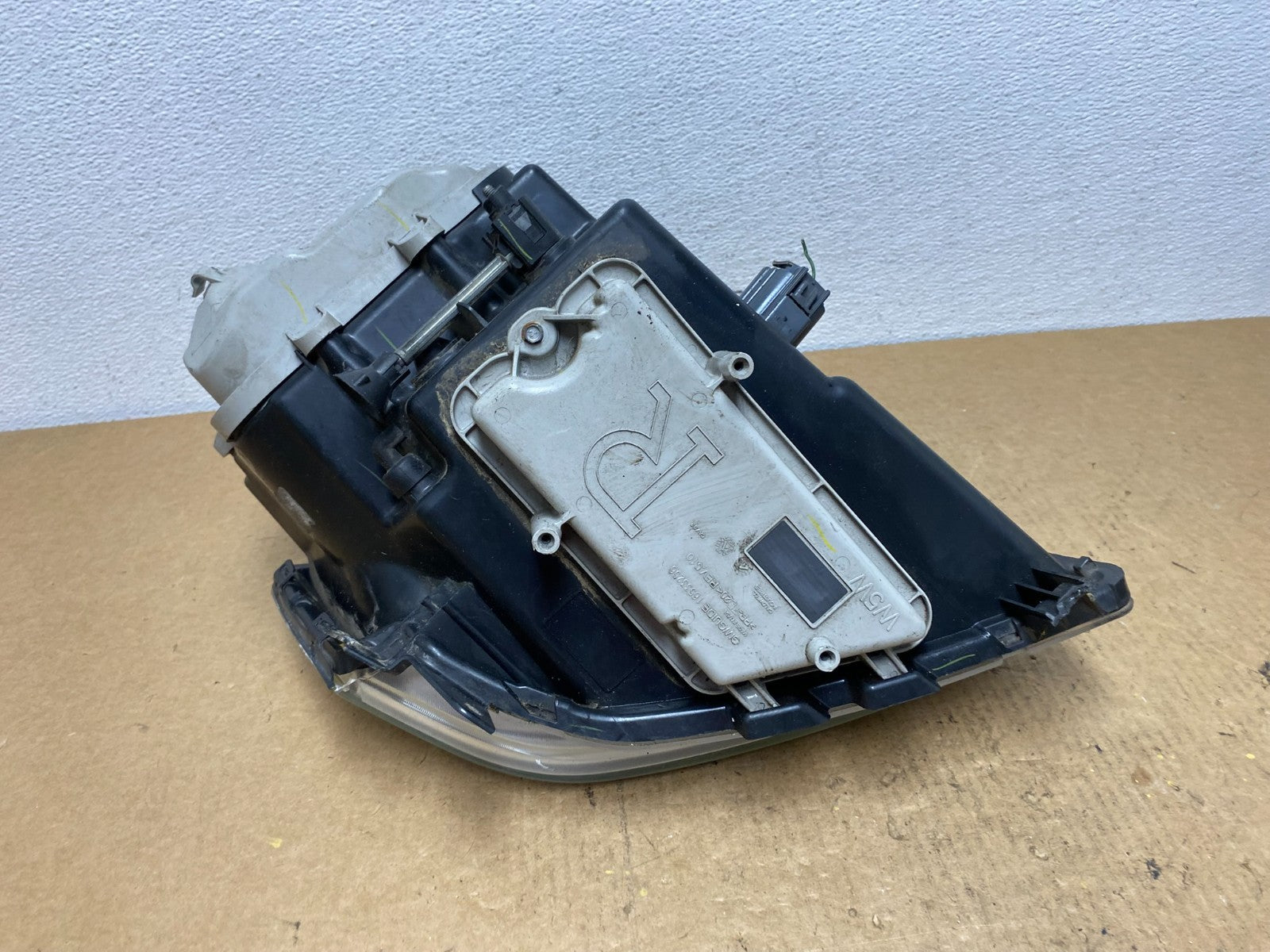 2005 - 2011 Cadillac STS Right Passenger RH Side Xenon Headlight OEM AC3583 DW9