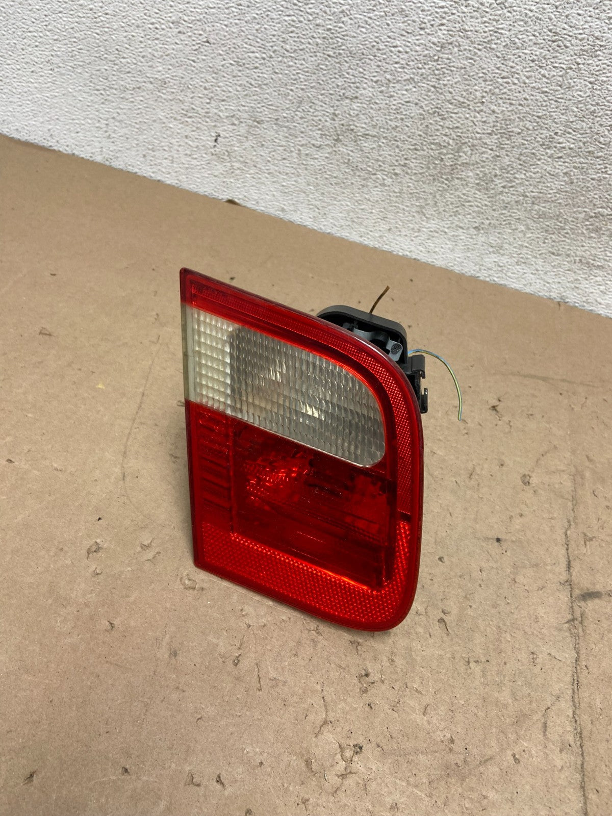 1998 - 2001 BMW 3 325i E46 Series Left Driver LH Side Inner Tail Light AG5598 DG0