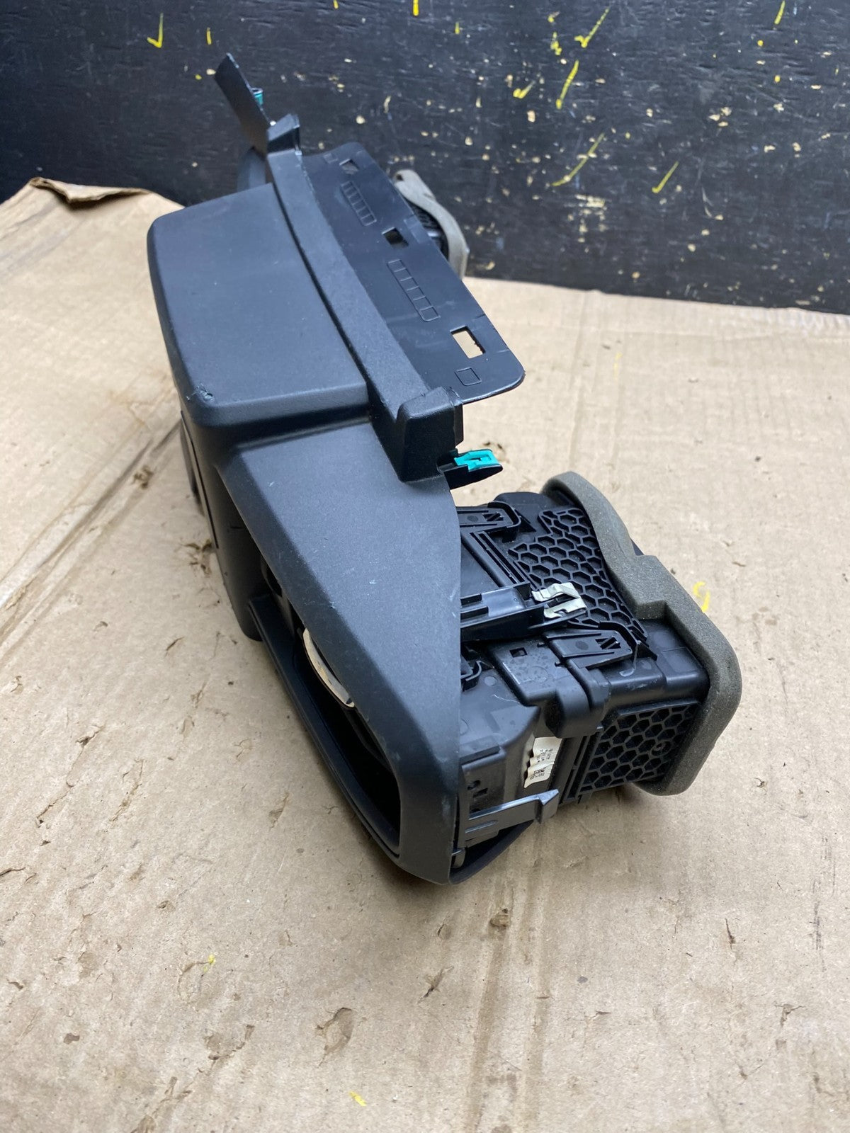 2020 to 2023 Ford  Explorer Console Radio Display Screen Air Vents Oem x5819 DG3