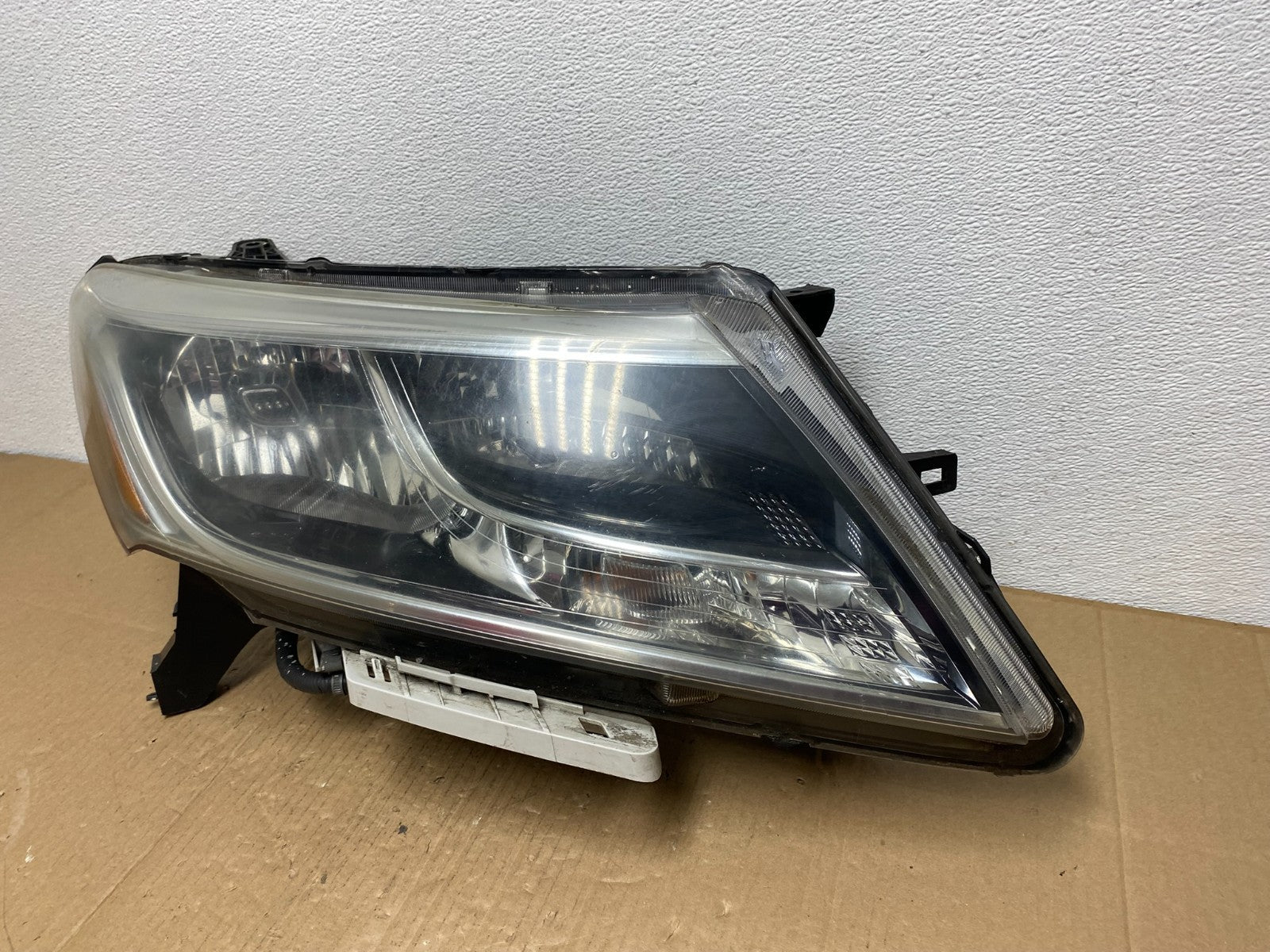 2013 to 2016 Nissan Pathfinder Right Passenger RH Side Headlight OEM AB8183 DW1