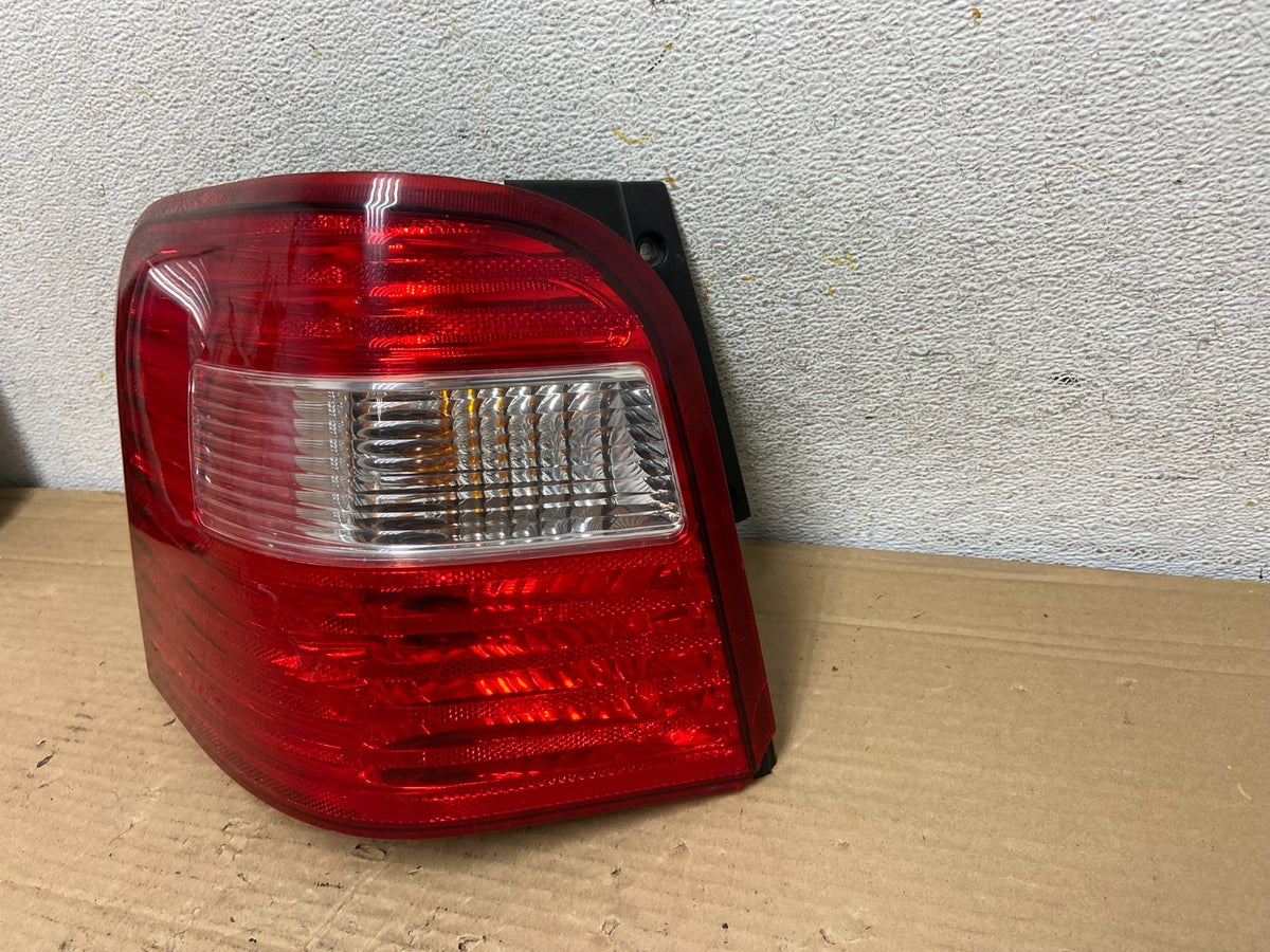 2005 2006 2007 Ford Freestyle Left Driver LH Tail Light AB6243 DG2