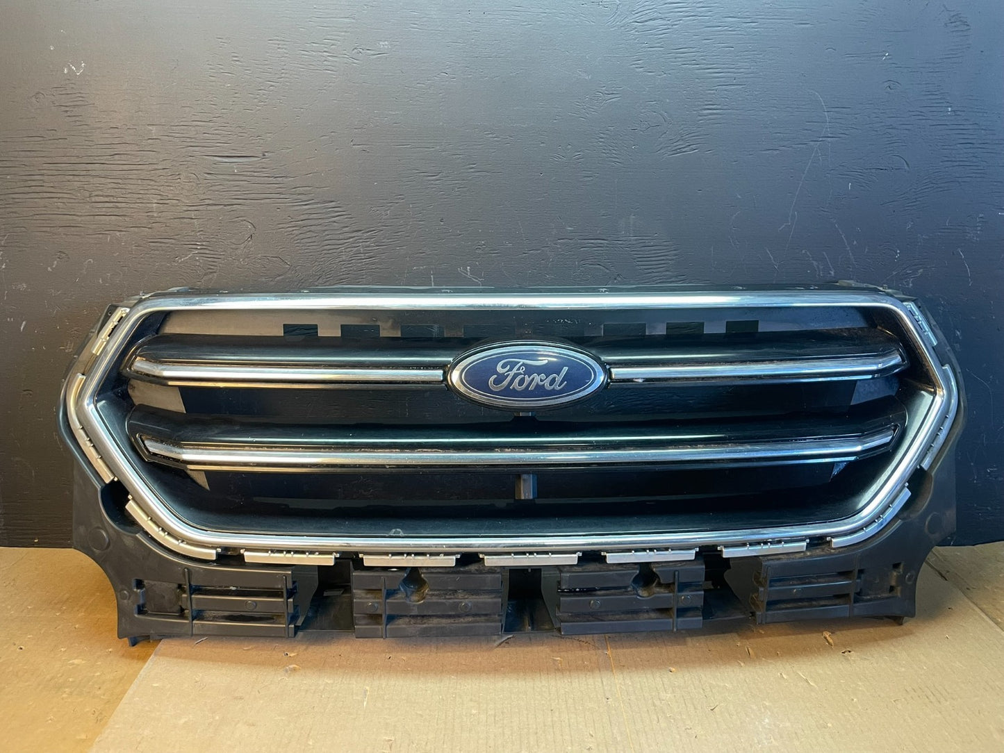 2017 2018 2019 Ford Escape Front Upper Black Grill Grille Oem AB7881 DG0