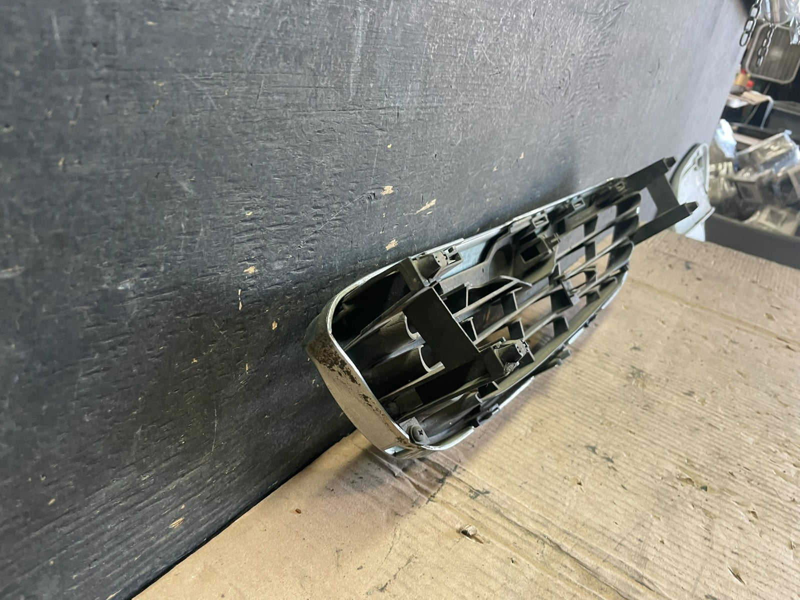 1999 Mazda 626 Front Upper Grill Grille p8438 DG5