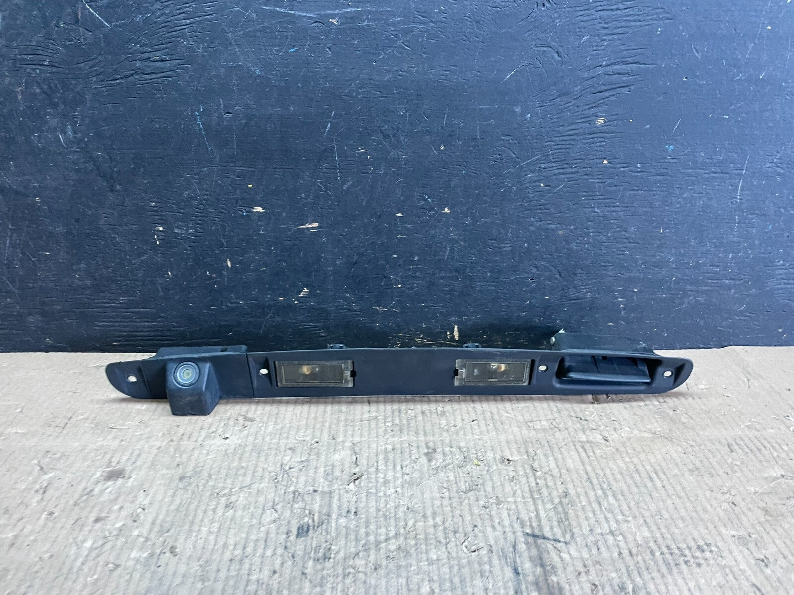 2009 to 2010 Journey Rear Trunk License Plate Light Molding Trim Handle M61260