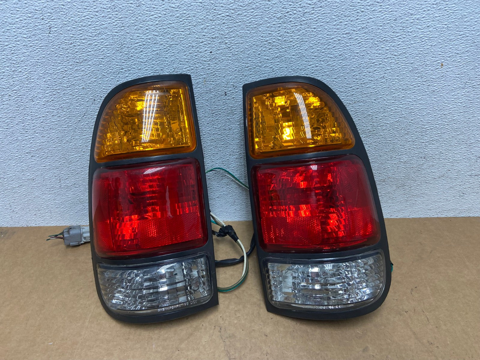 2000 to 2004 Toyota Tundra Left+Right Tail Lights AE3092 LK0