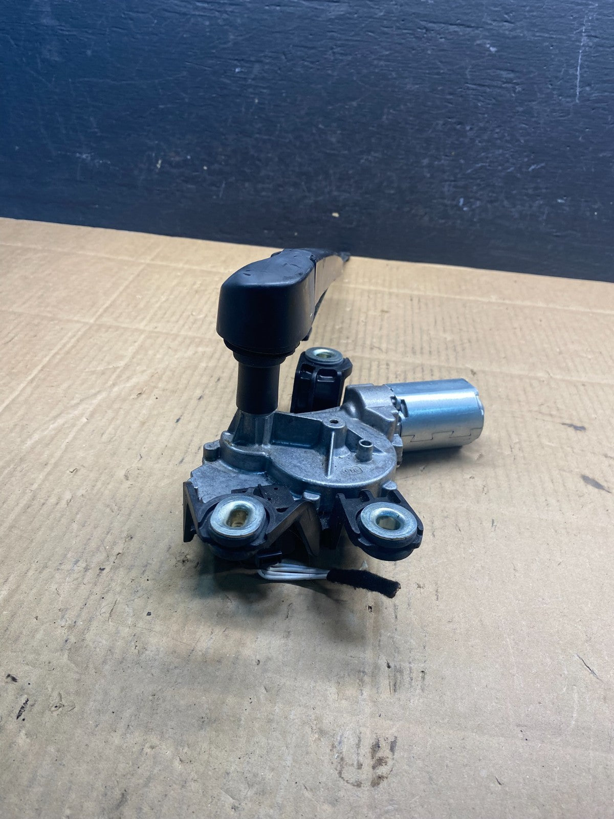 2010 to 2014 Volkswagen Golf Rear Windshield Wiper Motor AD5078 DG4