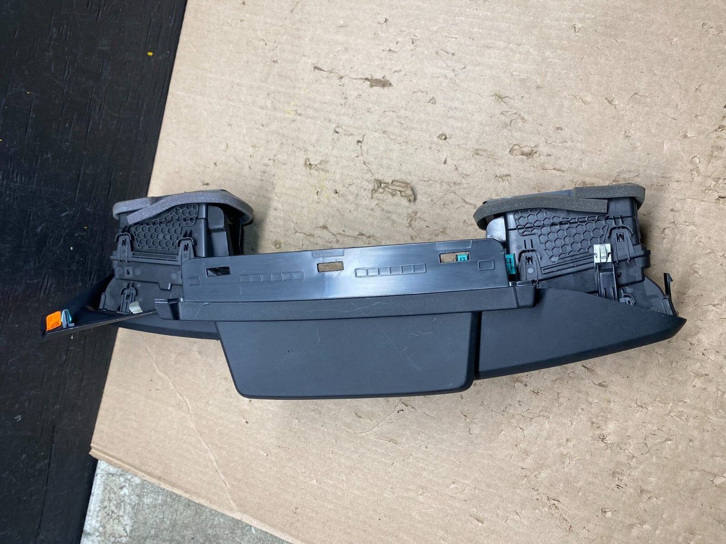 2020 to 2023 Ford  Explorer Console Radio Display Screen Air Vents F5214 DG1 Oem3