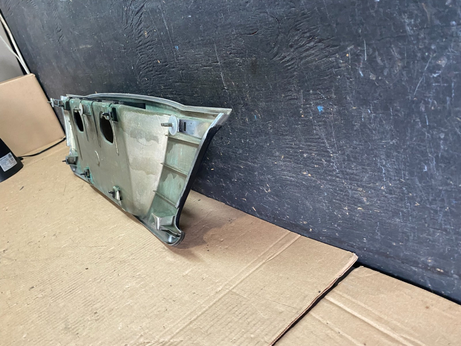 2000 2001 Infiniti I30 Rear Trunk Lid Finish Panel License Plate Trim P5956 DG7