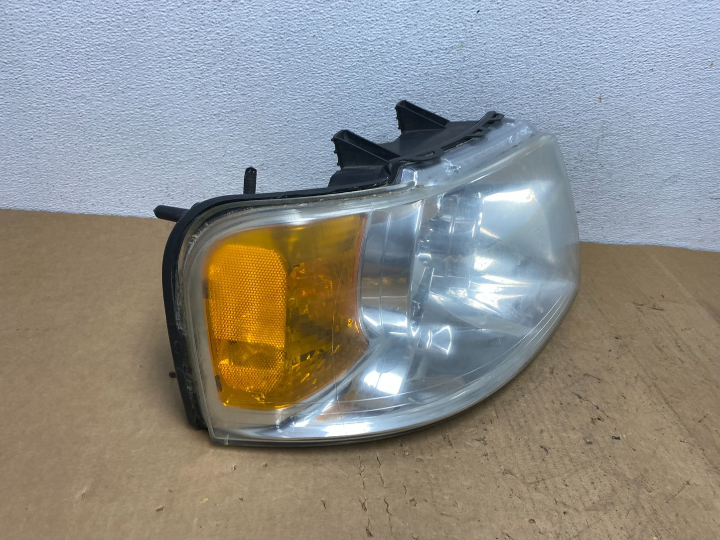 2003 - 2006 Ford Expedition Right Passenger Side Headlight Halogen AD1360 DW2
