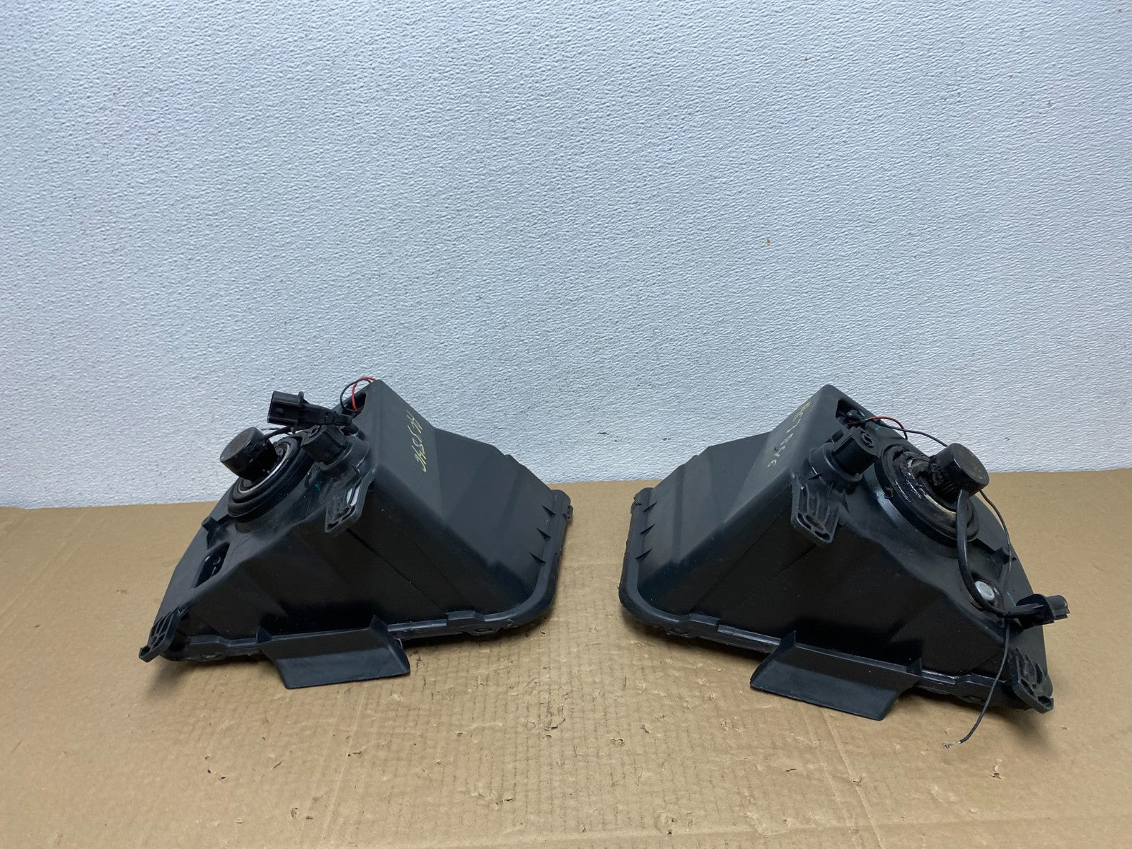 2005 to 2009 Ford Mustang Left+Right Set LED Black Halogen Headlights AC3846 DG7