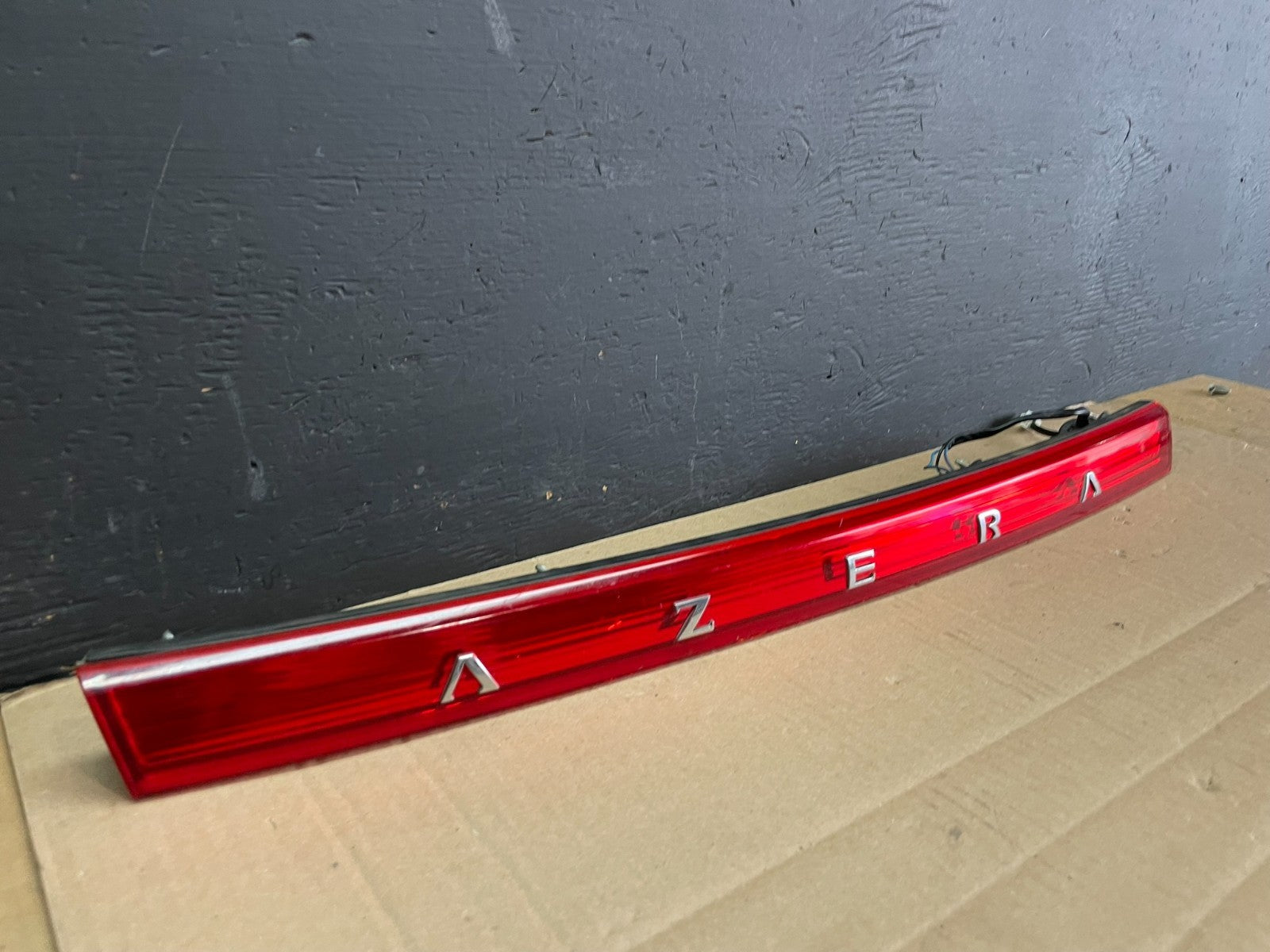 2006 to 2009 Hyundai Azera Trunk Center Tail Light License W/Emblem AB7607 DG1