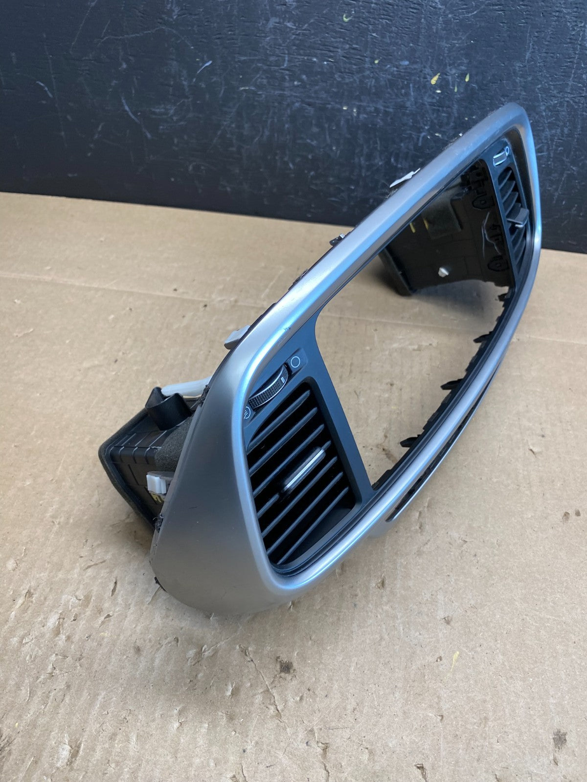 2016 - 2018 Kia Sorento Center Console Radio Air Vent Bezel Trim AC6324 DG3