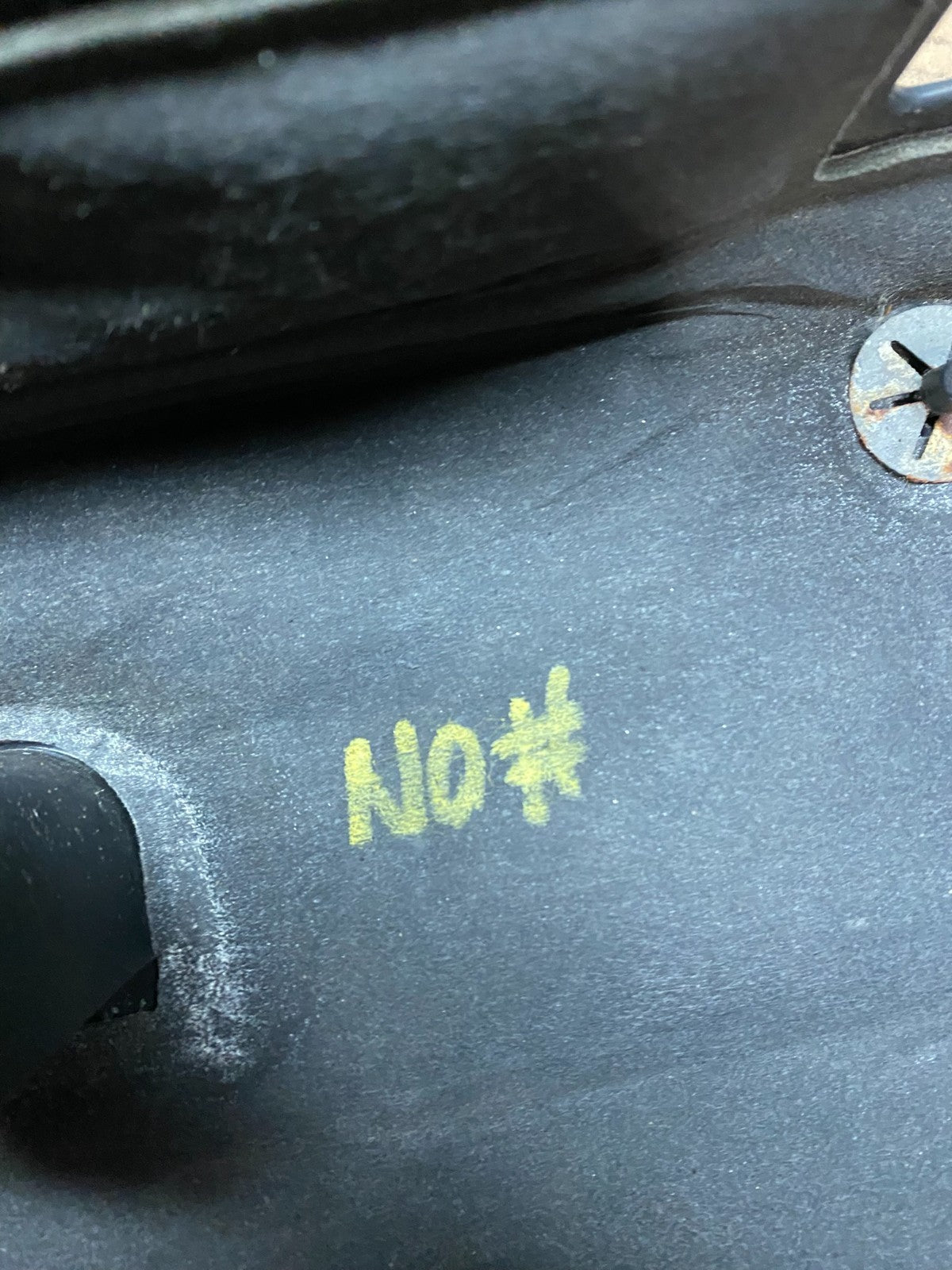 2004 2005 2006 Chevrolet Equinox Engine Cover 3.4L OEM  V7083 DG8