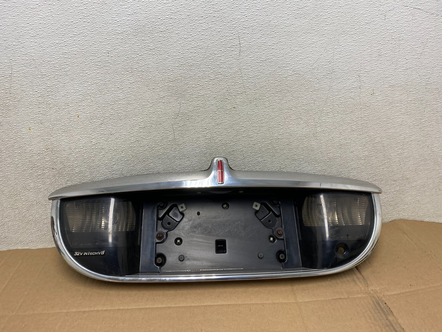 1999-2002 Lincoln Continental License Plate Panel Backup Lights Trim g68400