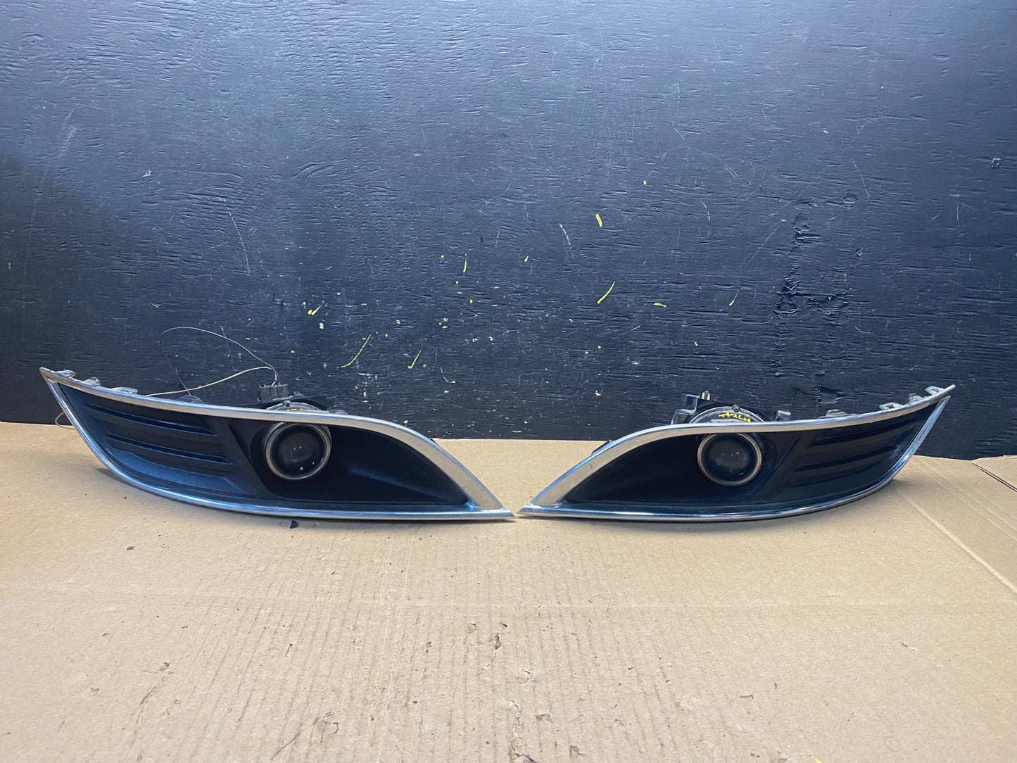 2013 to 2016 Lincoln MKT Left+Right Set Front Fog Light Bezel t1364 DG0