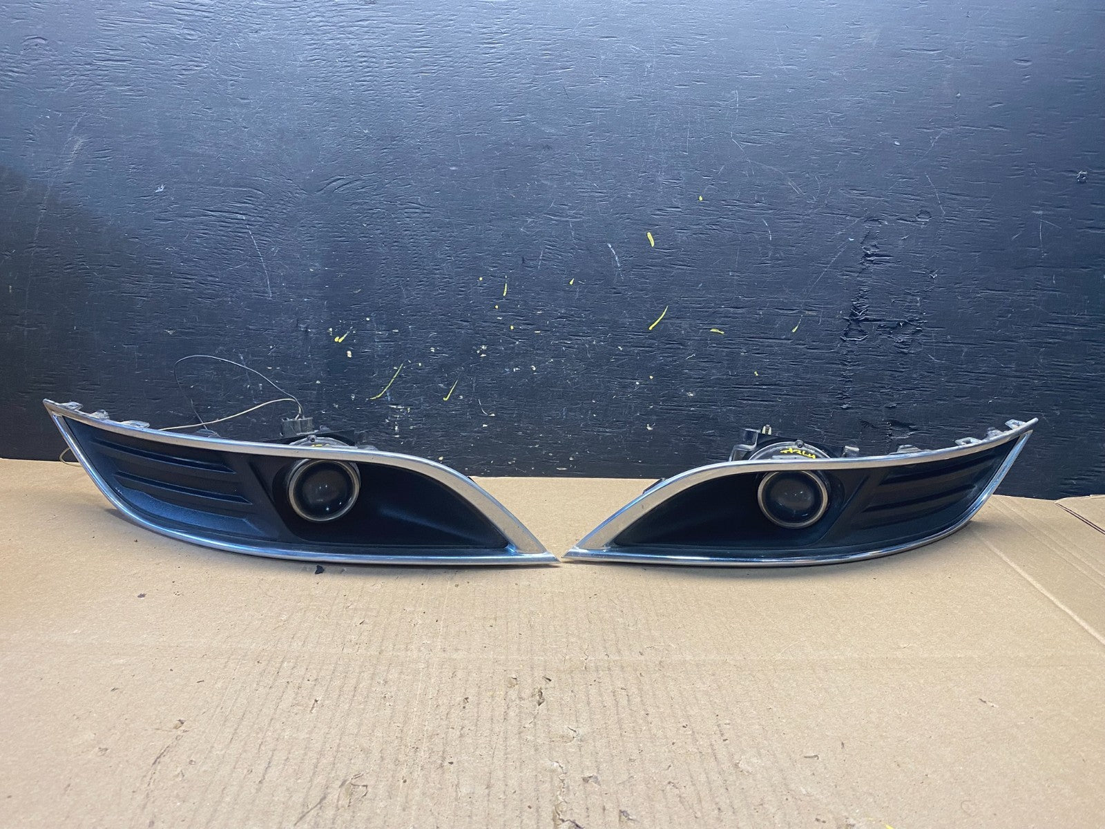 2013 to 2016 Lincoln MKT Left+Right Set Front Fog Light Bezel t1364 DG0